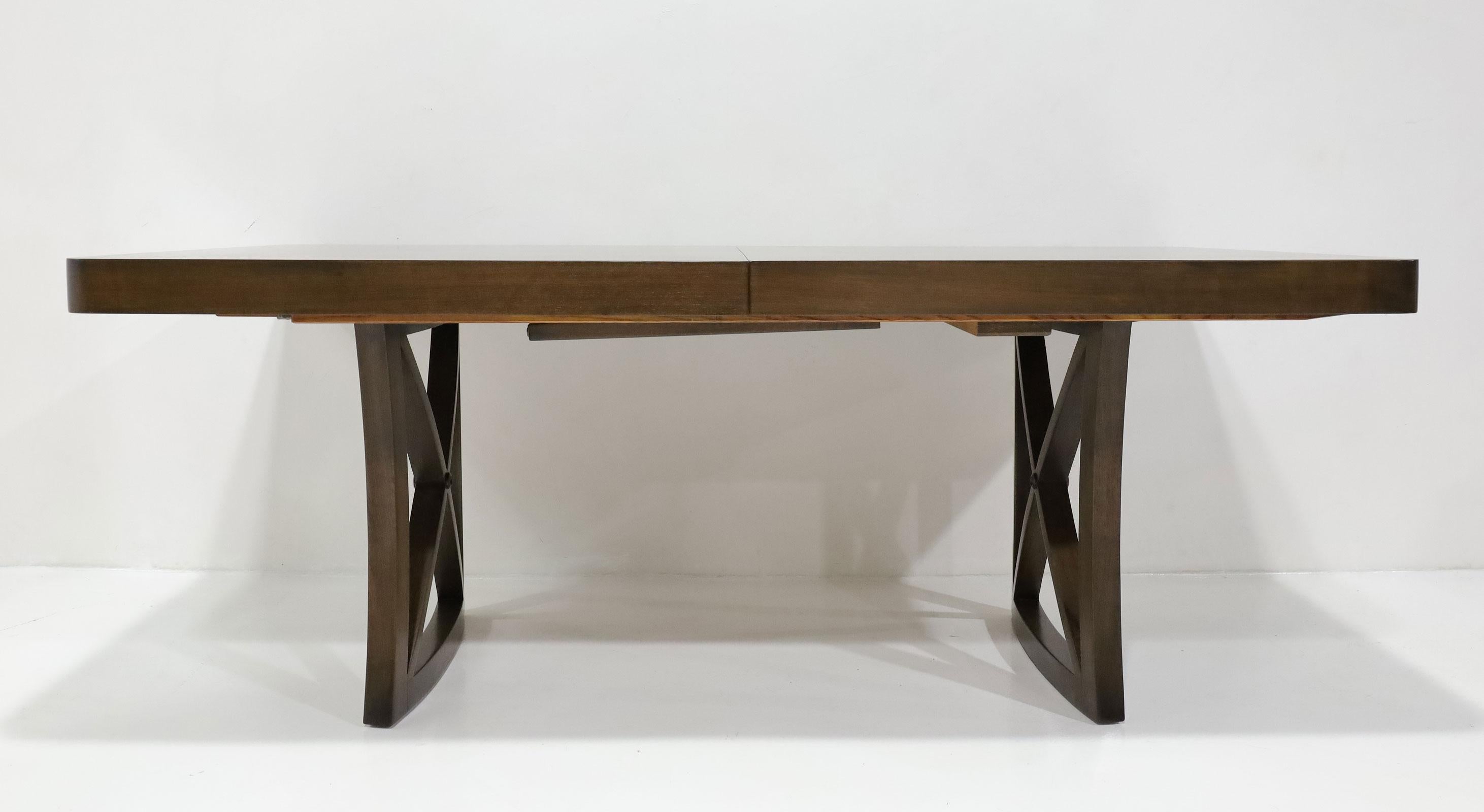 Entièrement restaurée, cette table de salle à manger monumentale en noyer de Charak Furniture comprend 5 tables.  17.5