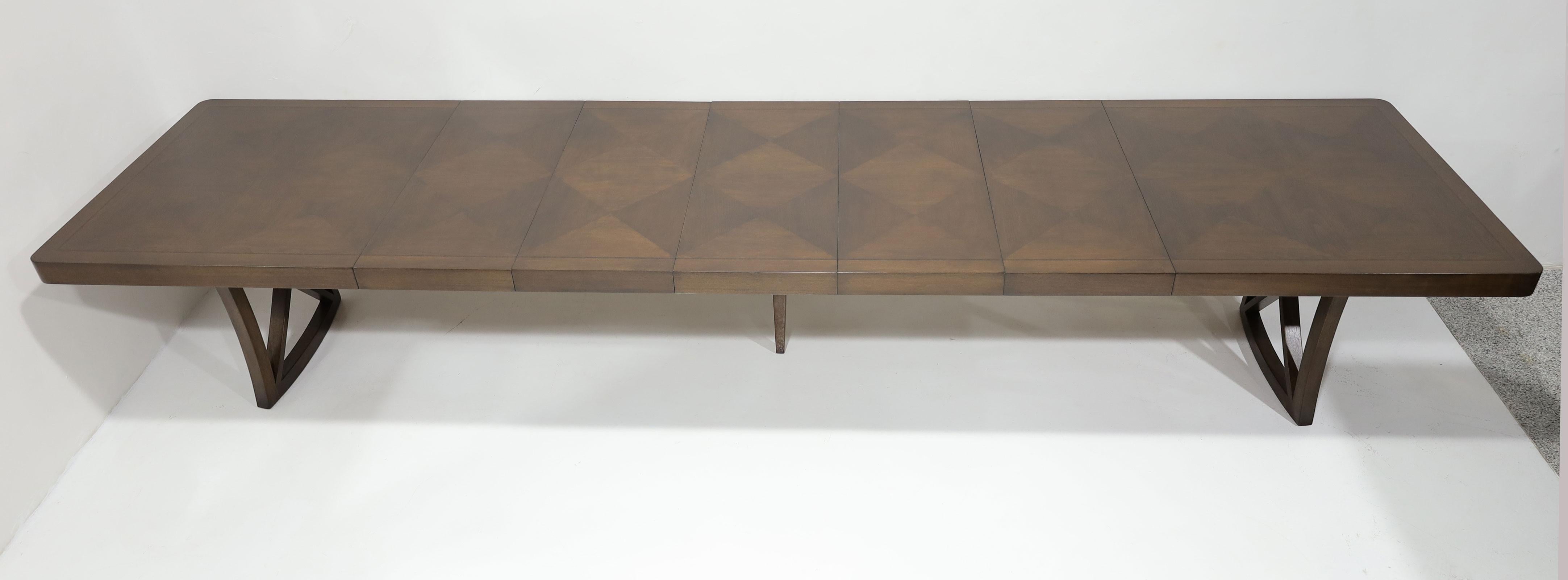 Américain Table de salle à manger monumentale de Charak Furniture, style Tommi Parzinger en vente