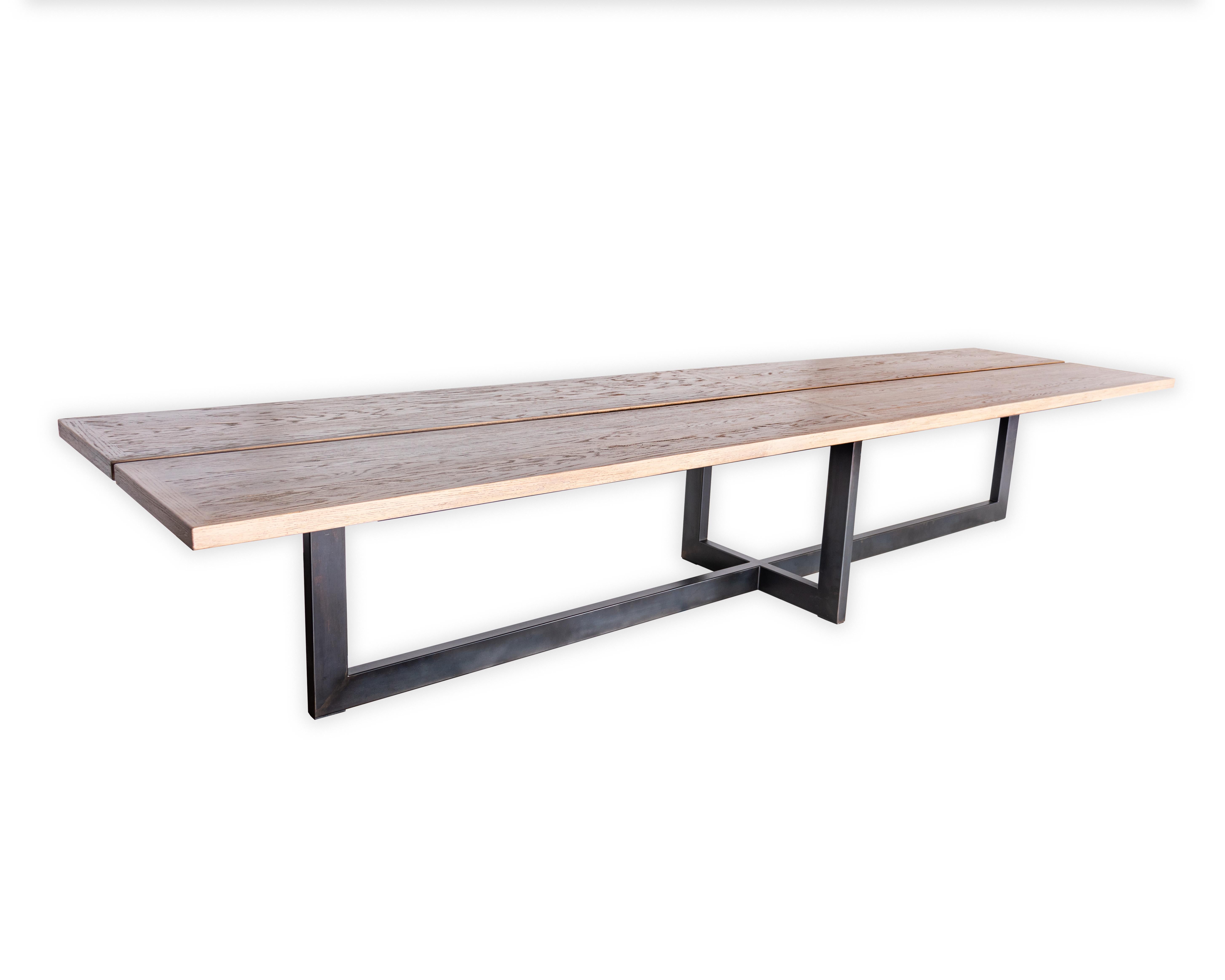 Moderne Table de salle à manger monumentale avec plateau en finition naturelle blanchie et base en acier noirci en vente