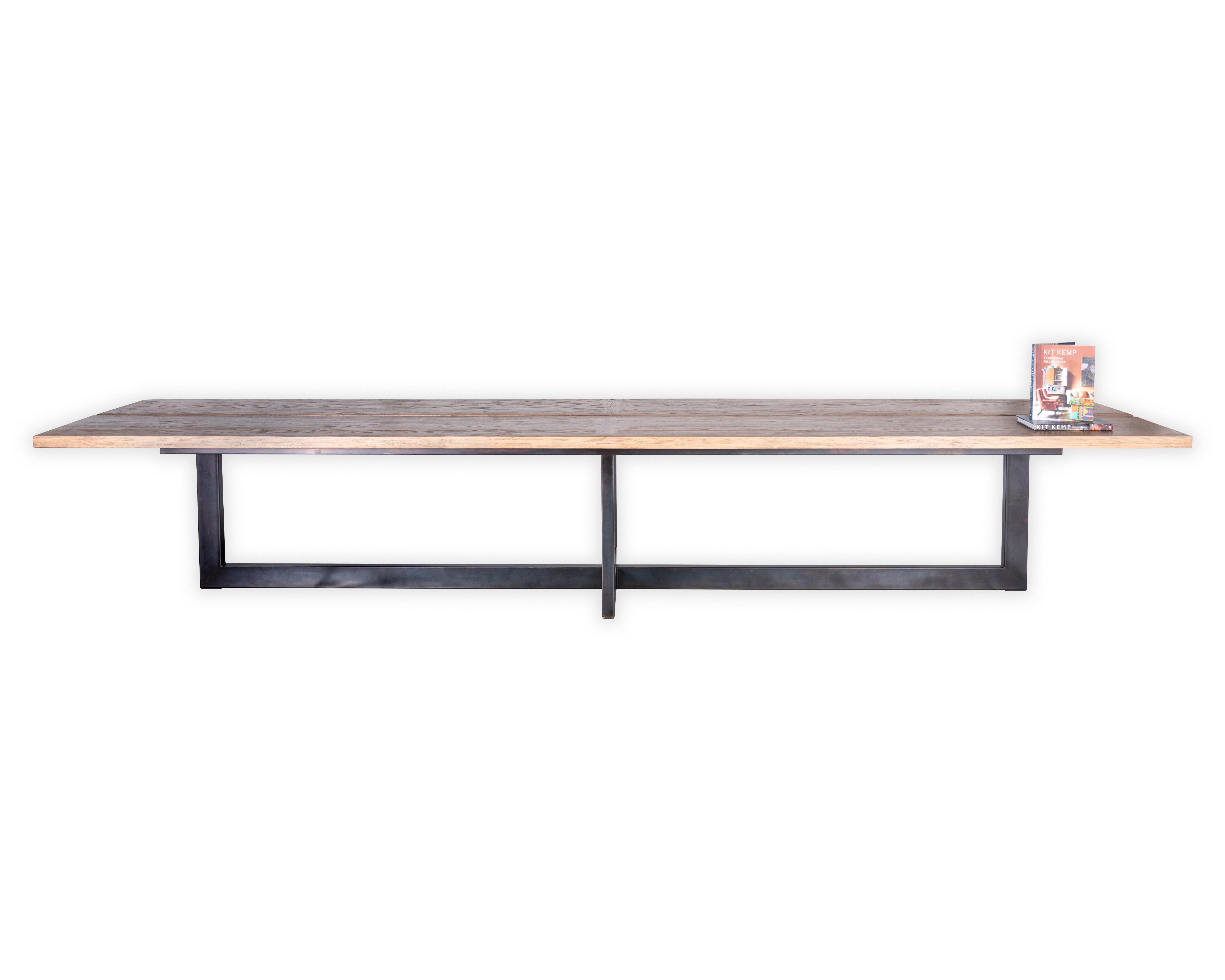 Patiné Table de salle à manger monumentale avec plateau en finition naturelle blanchie et base en acier noirci en vente
