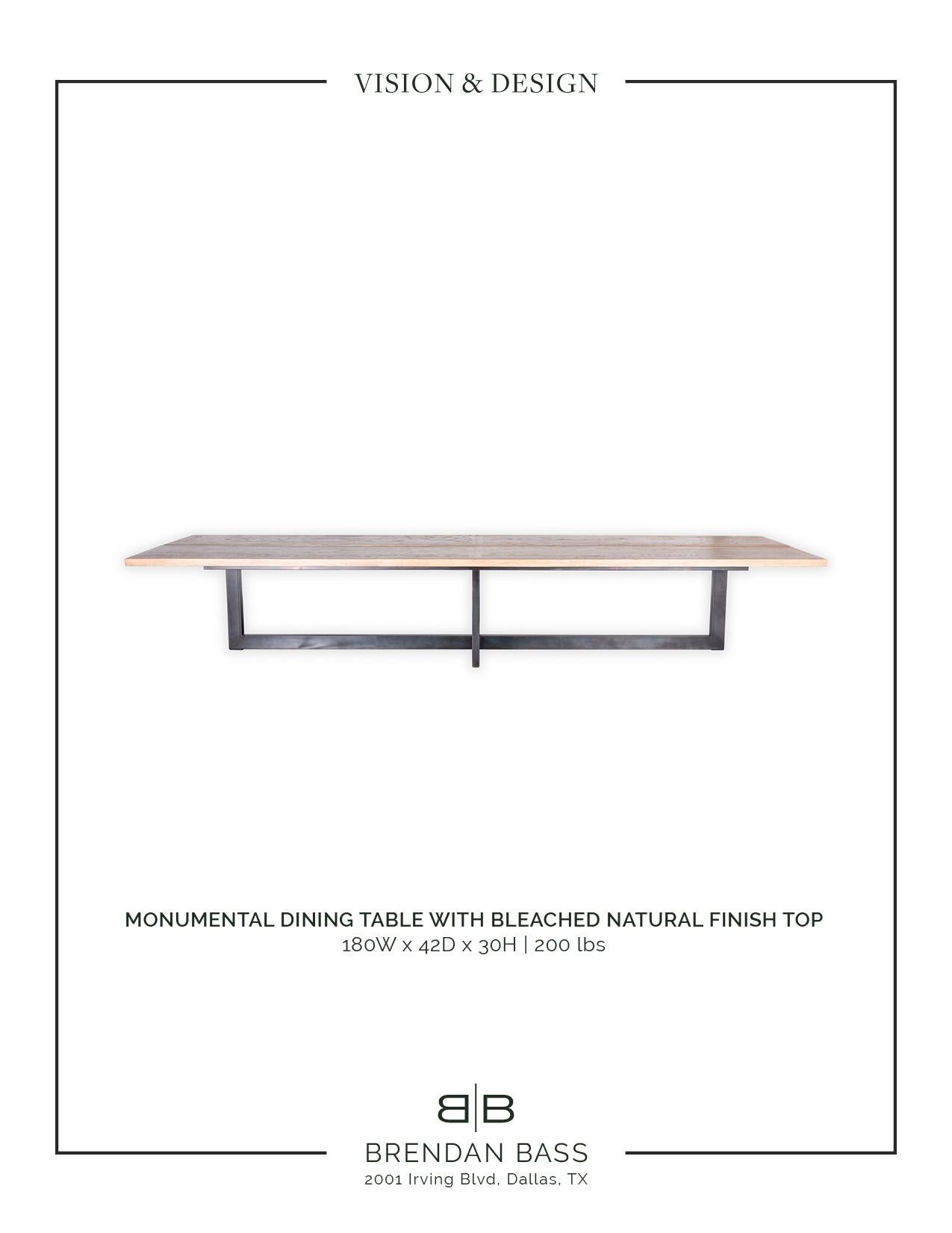 Table de salle à manger monumentale avec plateau en finition naturelle blanchie et base en acier noirci Neuf - En vente à Dallas, TX