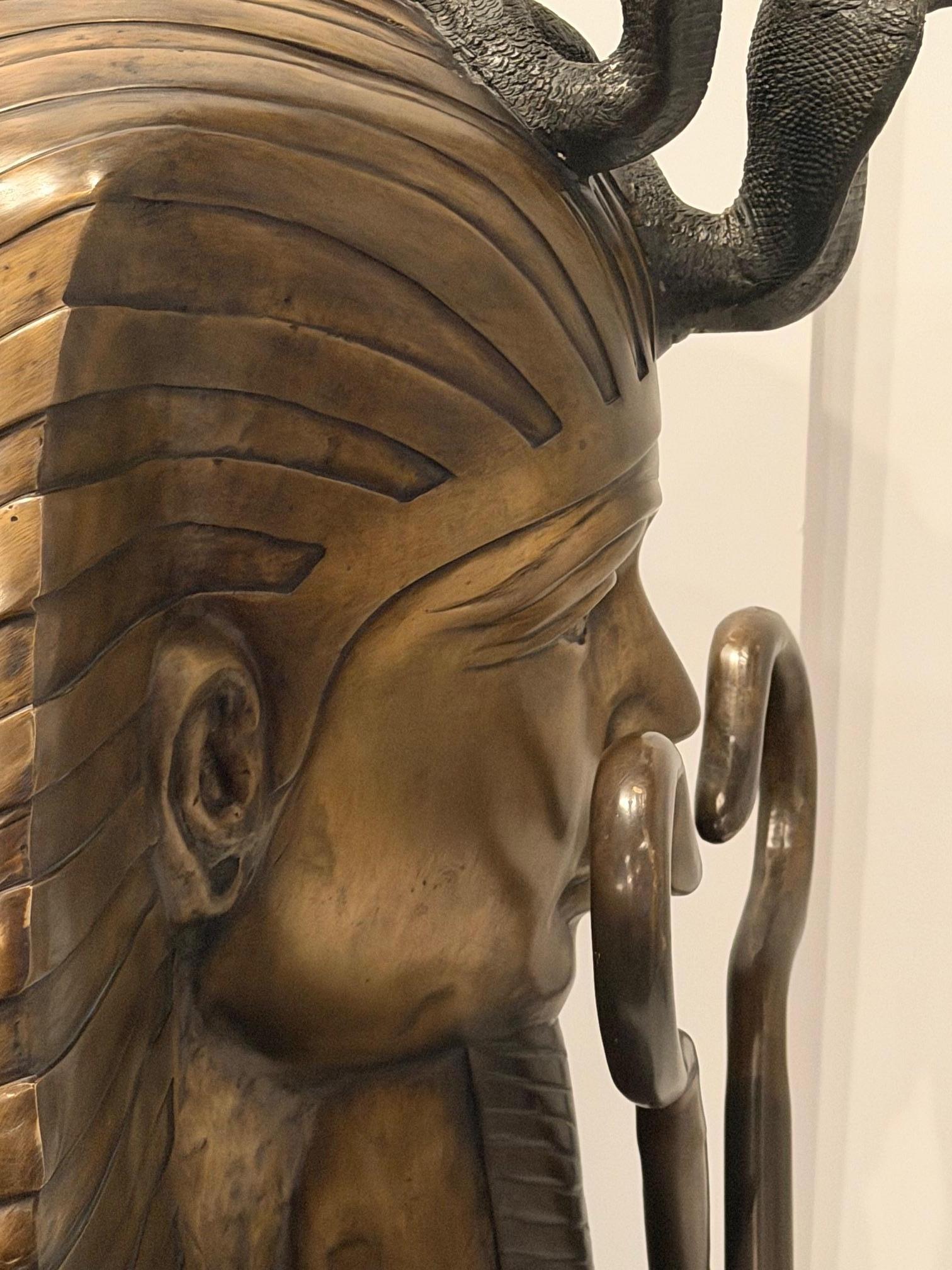 Égyptien Monumental Dramatic Bronze Egyptian Sculpture of King Tut en vente