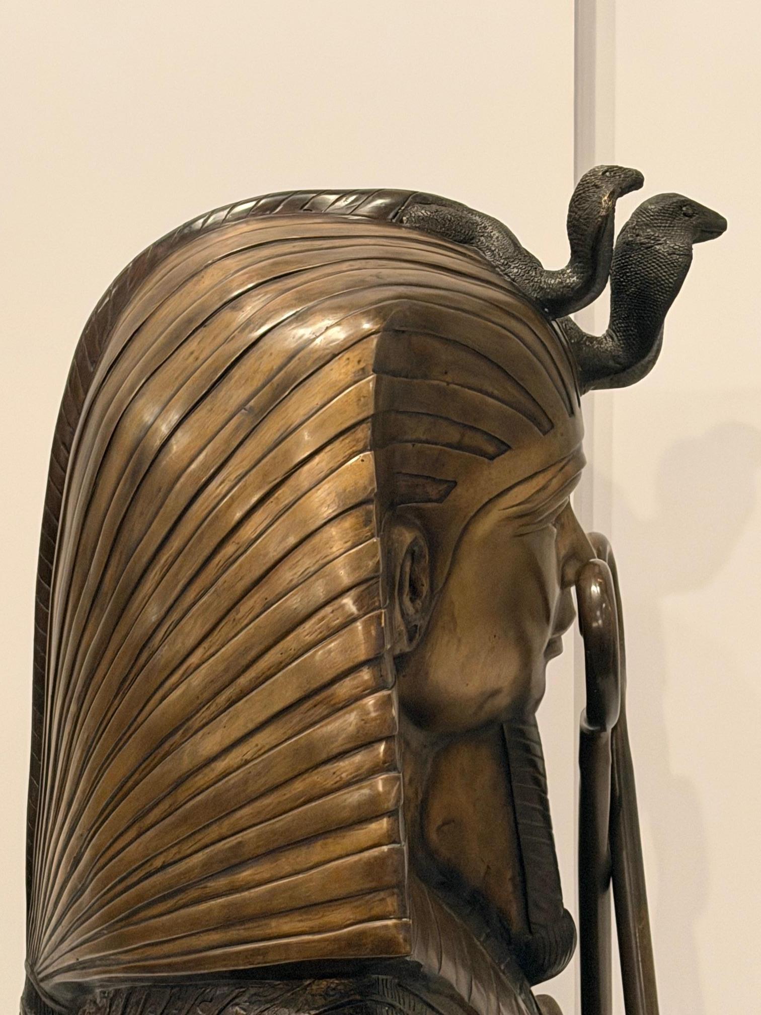 Moulage Monumental Dramatic Bronze Egyptian Sculpture of King Tut en vente