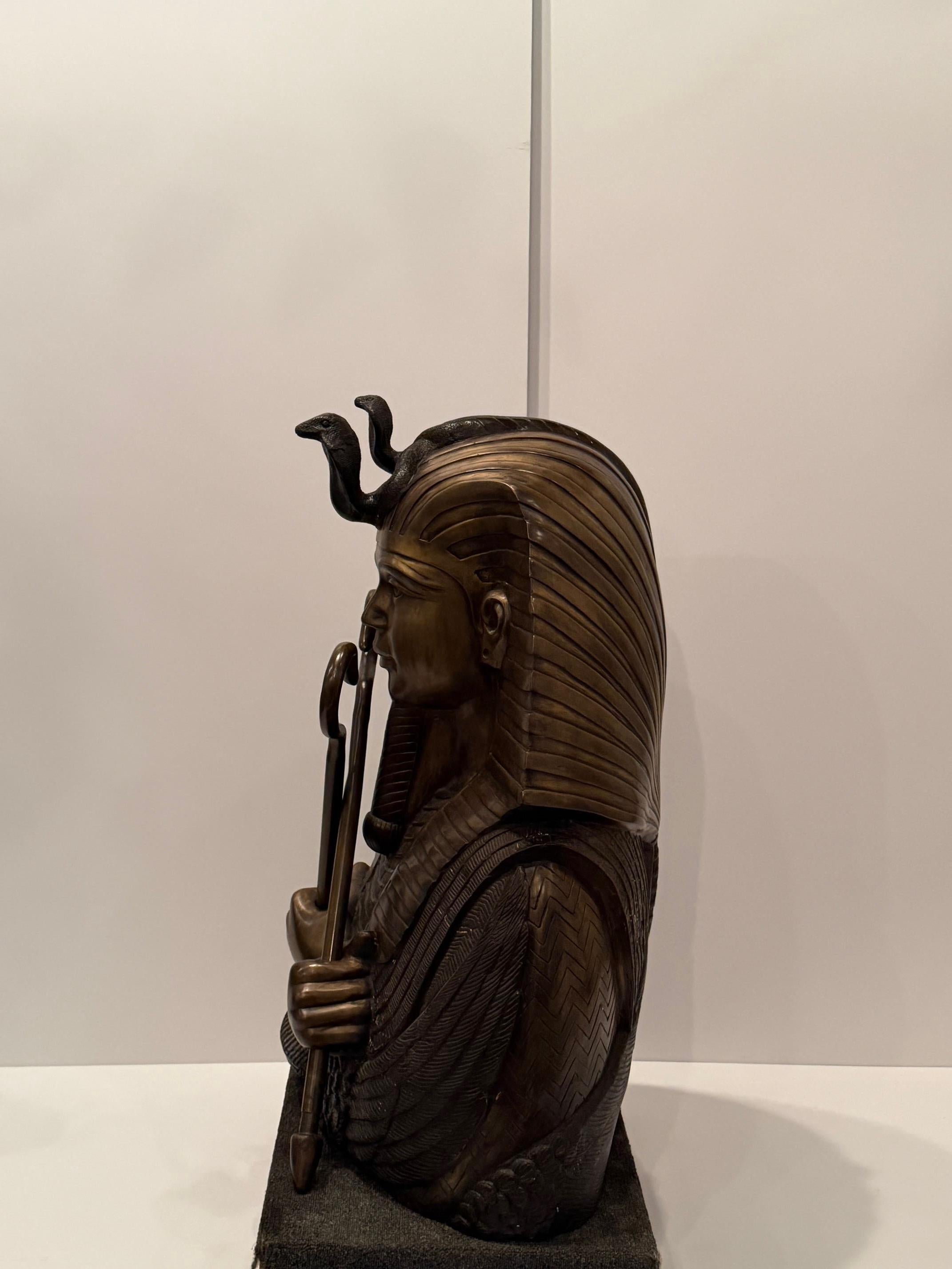 Fin du 20e siècle Monumental Dramatic Bronze Egyptian Sculpture of King Tut en vente