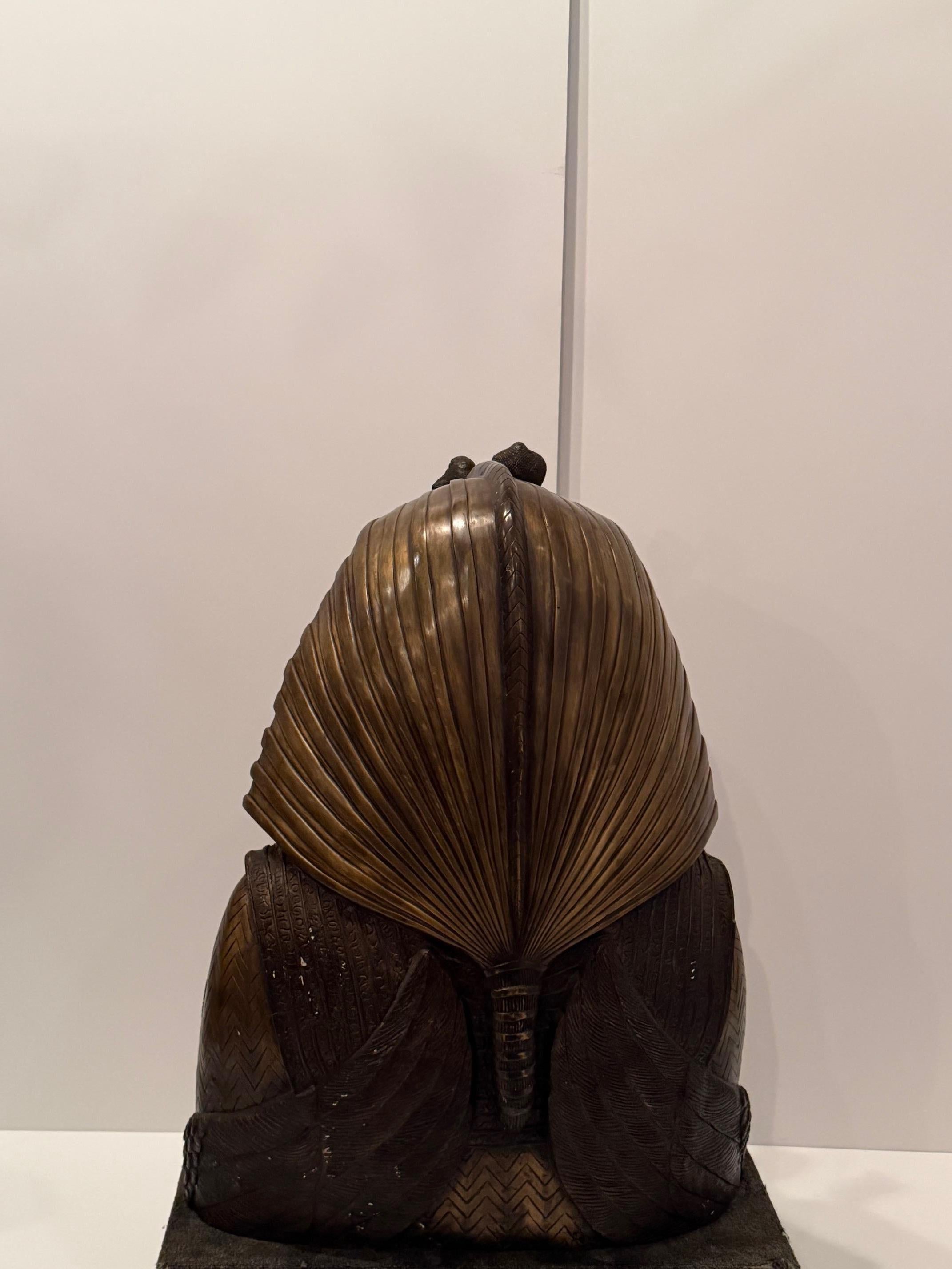 Monumental Dramatic Bronze Egyptian Sculpture of King Tut en vente 1