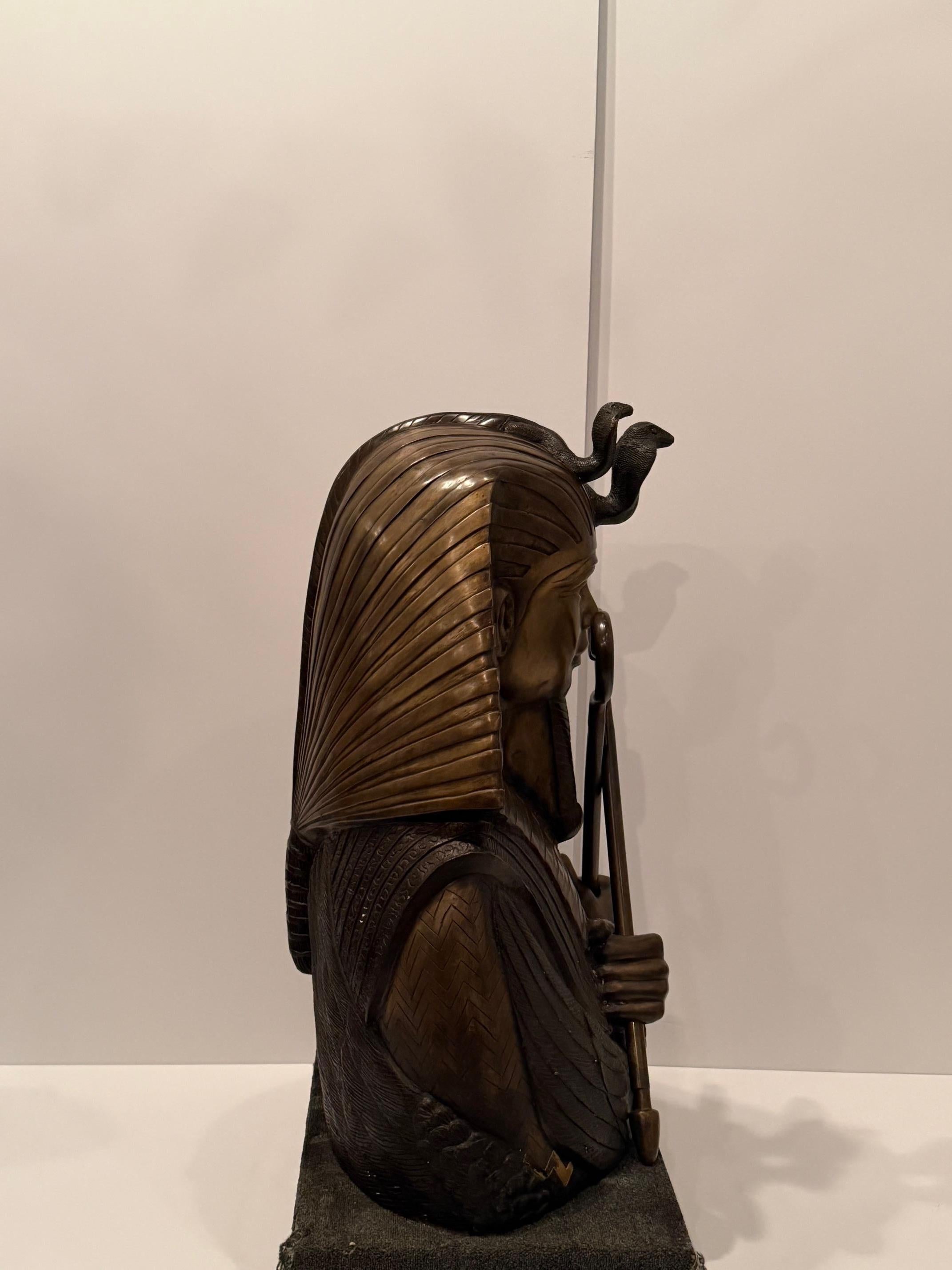 Monumental Dramatic Bronze Egyptian Sculpture of King Tut en vente 2