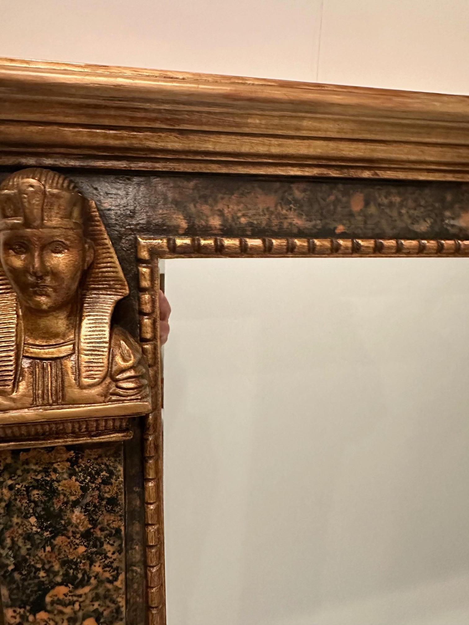 Monumentale e drammatica coppia di specchi egiziani d'epoca marmorizzati e dorati In condizioni buone in vendita a Hopewell, NJ