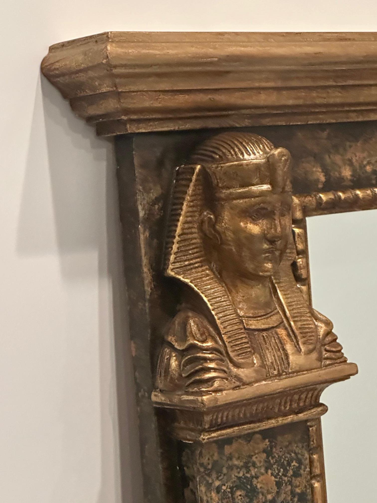 Fine XX secolo Monumentale e drammatica coppia di specchi egiziani d'epoca marmorizzati e dorati in vendita