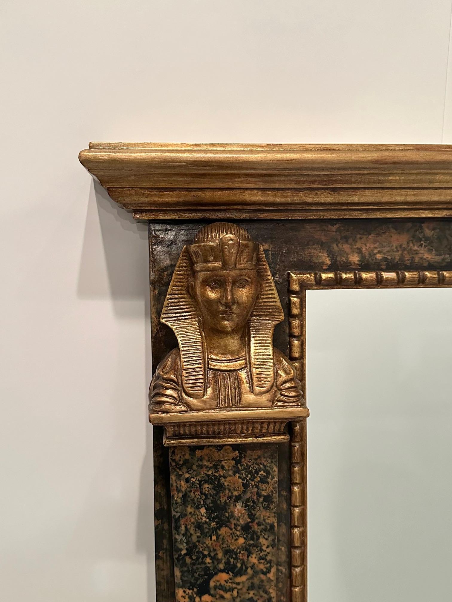 Specchio Monumentale e drammatica coppia di specchi egiziani d'epoca marmorizzati e dorati in vendita
