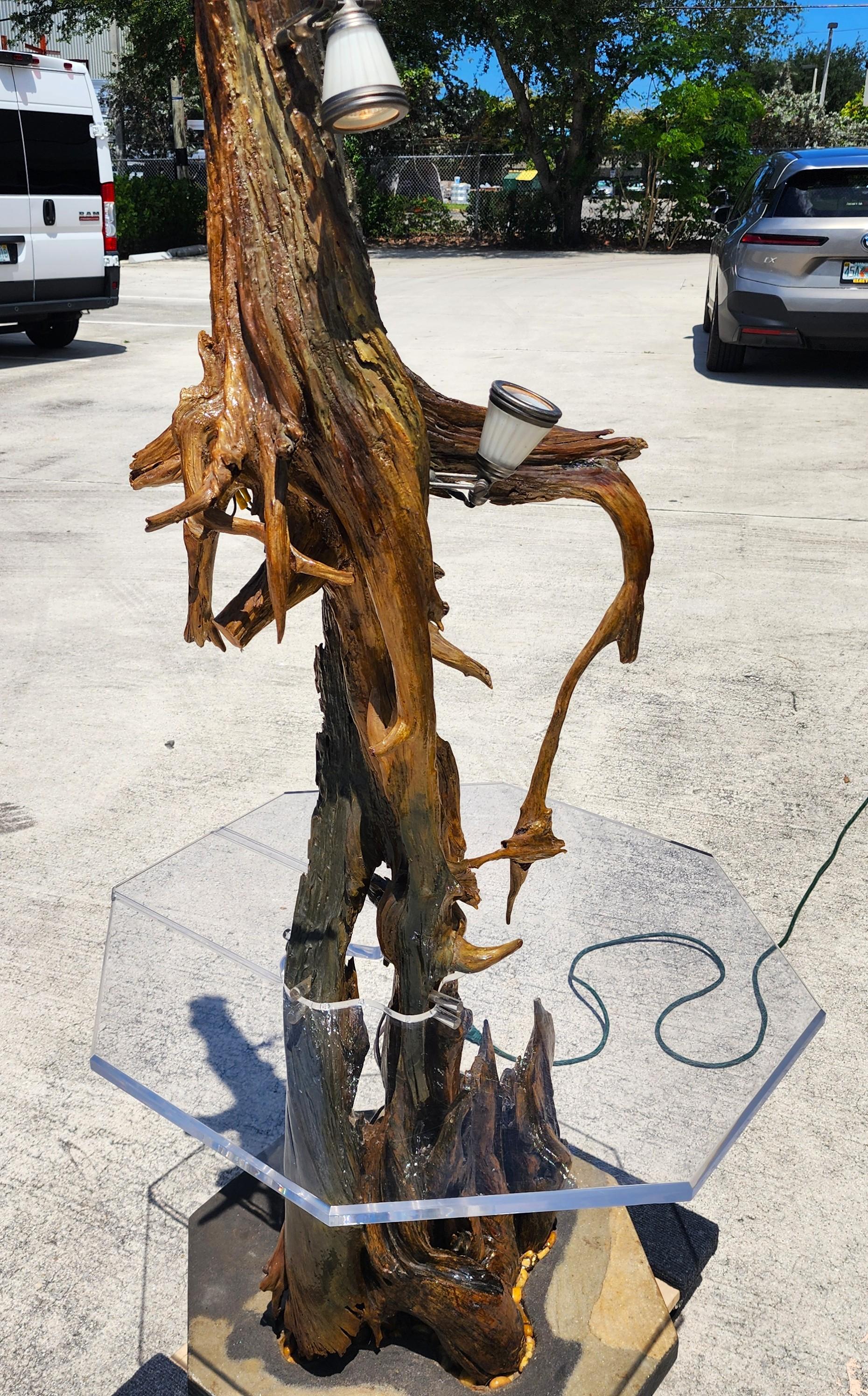 Lámpara de pie monumental de madera de deriva con mesa en venta 4