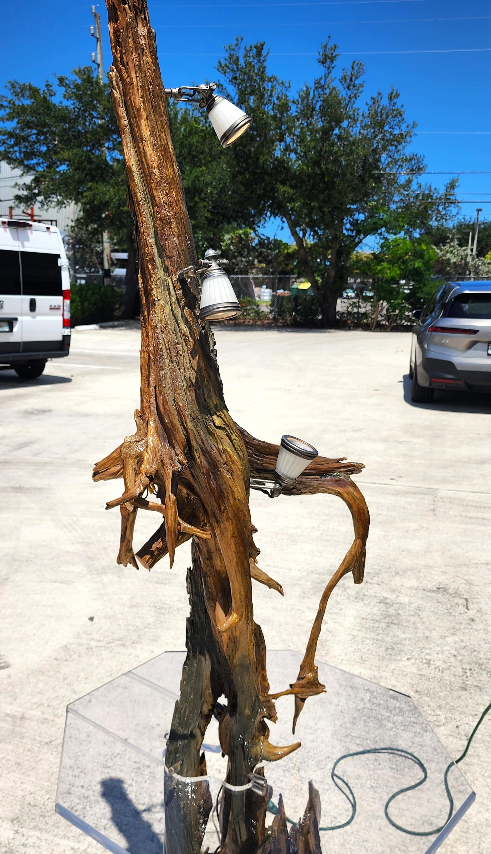 Lámpara de pie monumental de madera de deriva con mesa en venta 5