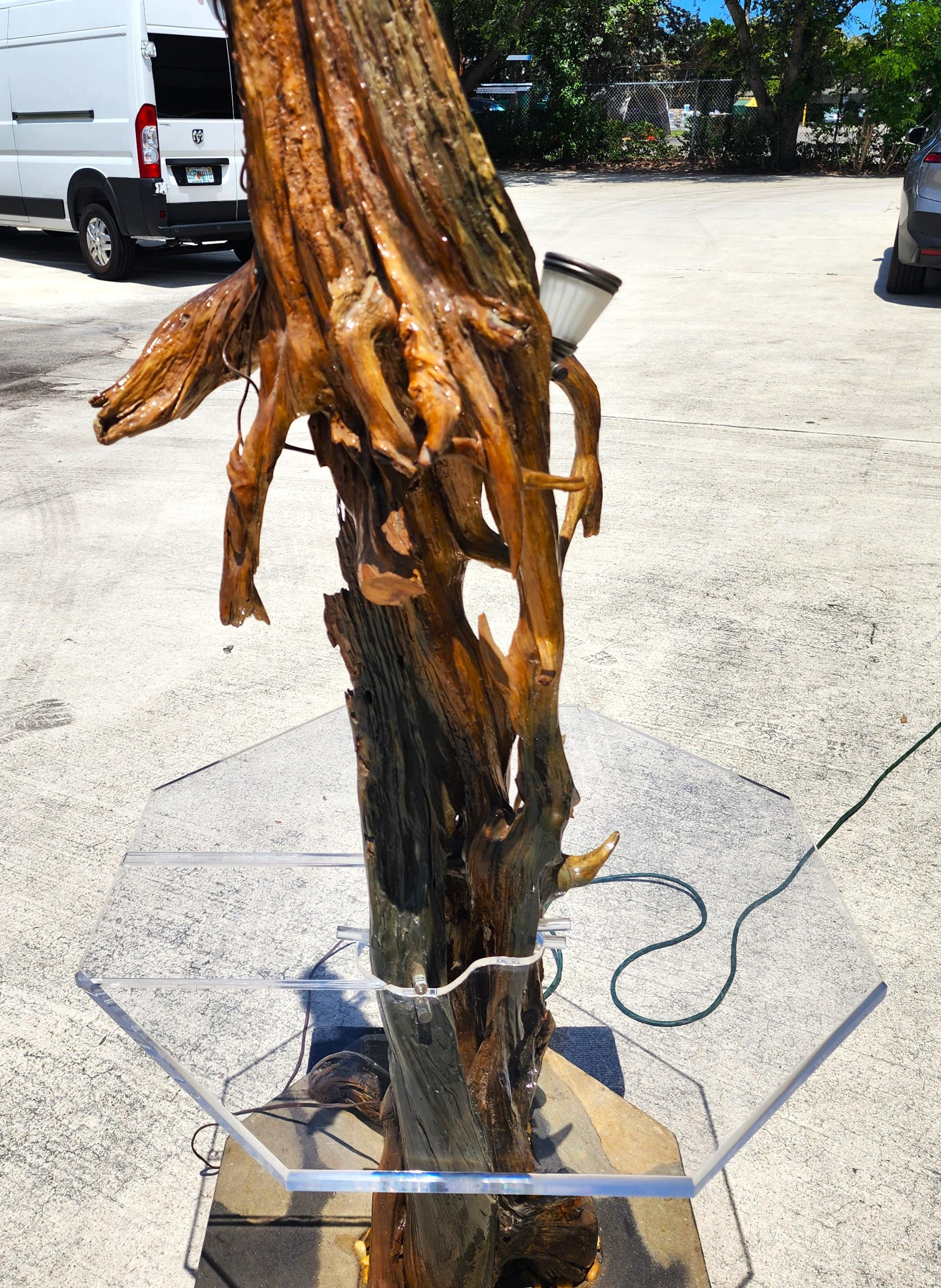 Lámpara de pie monumental de madera de deriva con mesa en venta 8