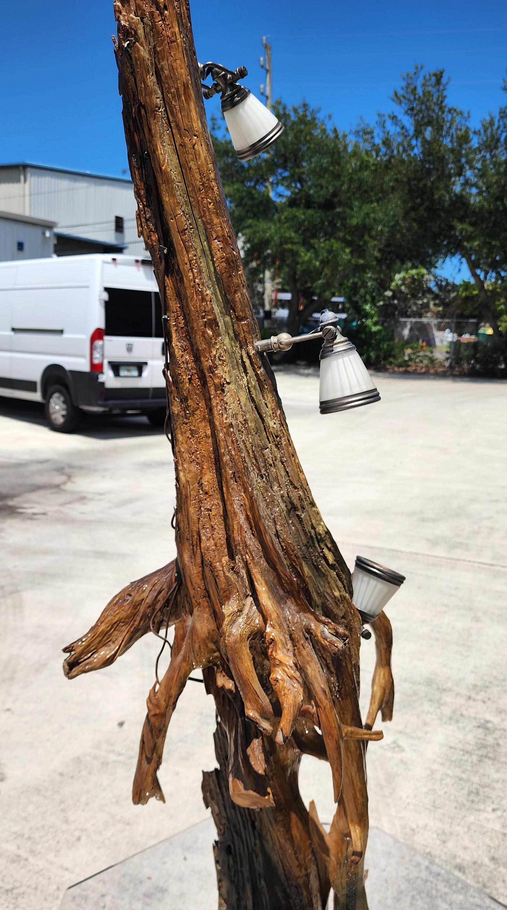 Lámpara de pie monumental de madera de deriva con mesa en venta 9