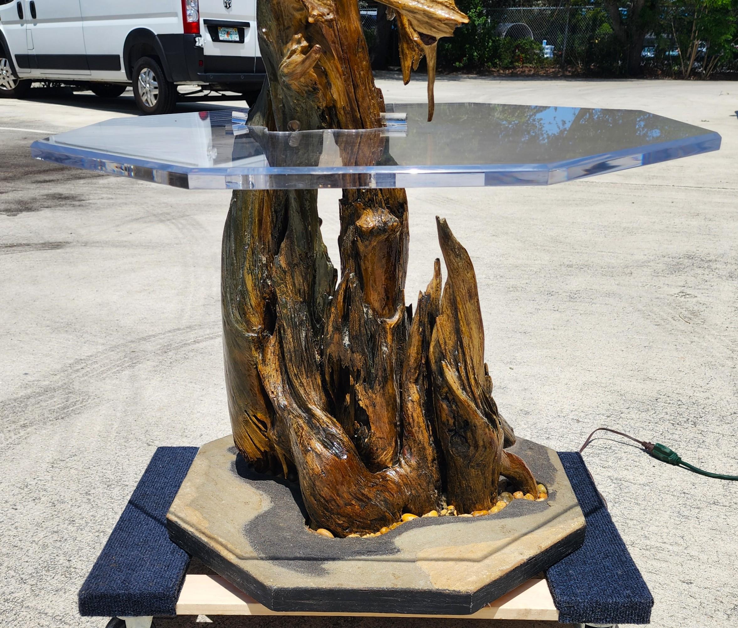 Lámpara de pie monumental de madera de deriva con mesa en Bueno estado para la venta en Lake Worth, FL