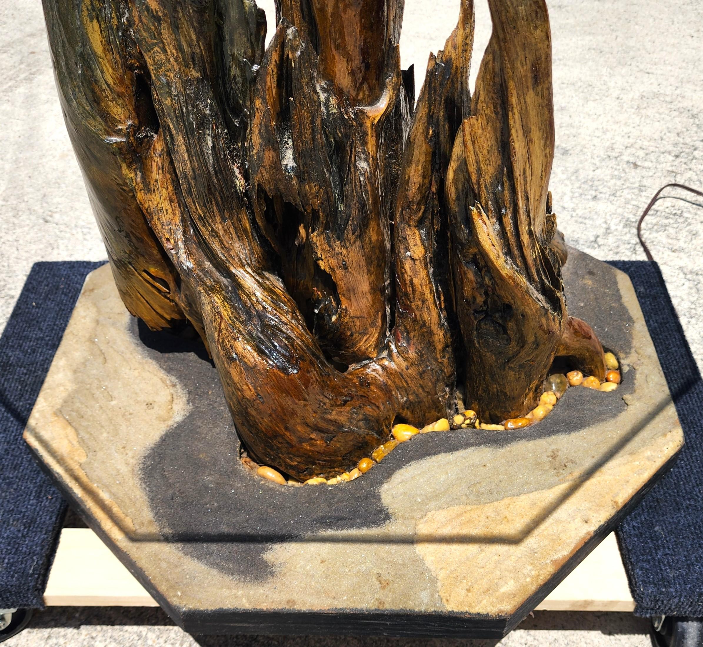 Lámpara de pie monumental de madera de deriva con mesa finales del siglo XX en venta