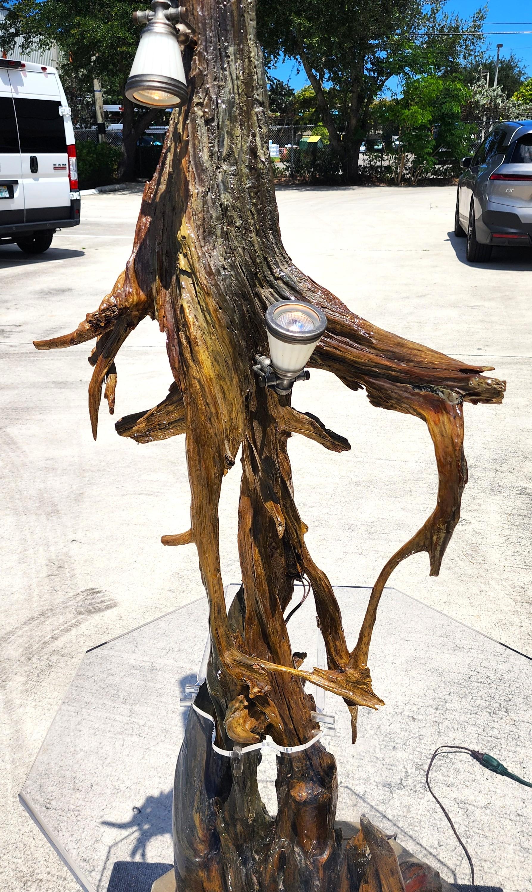 Lámpara de pie monumental de madera de deriva con mesa Lucite en venta