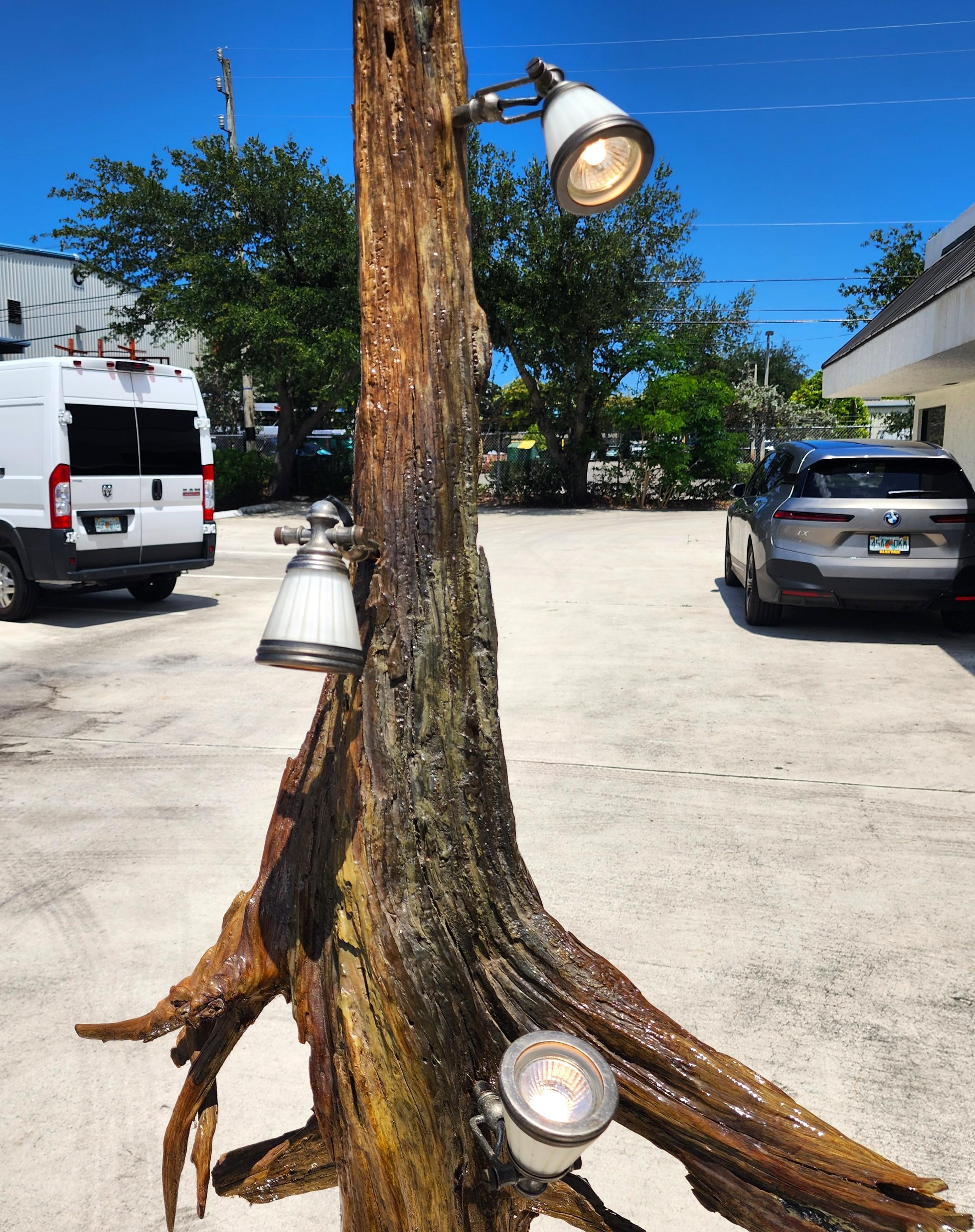 Lámpara de pie monumental de madera de deriva con mesa en venta 1
