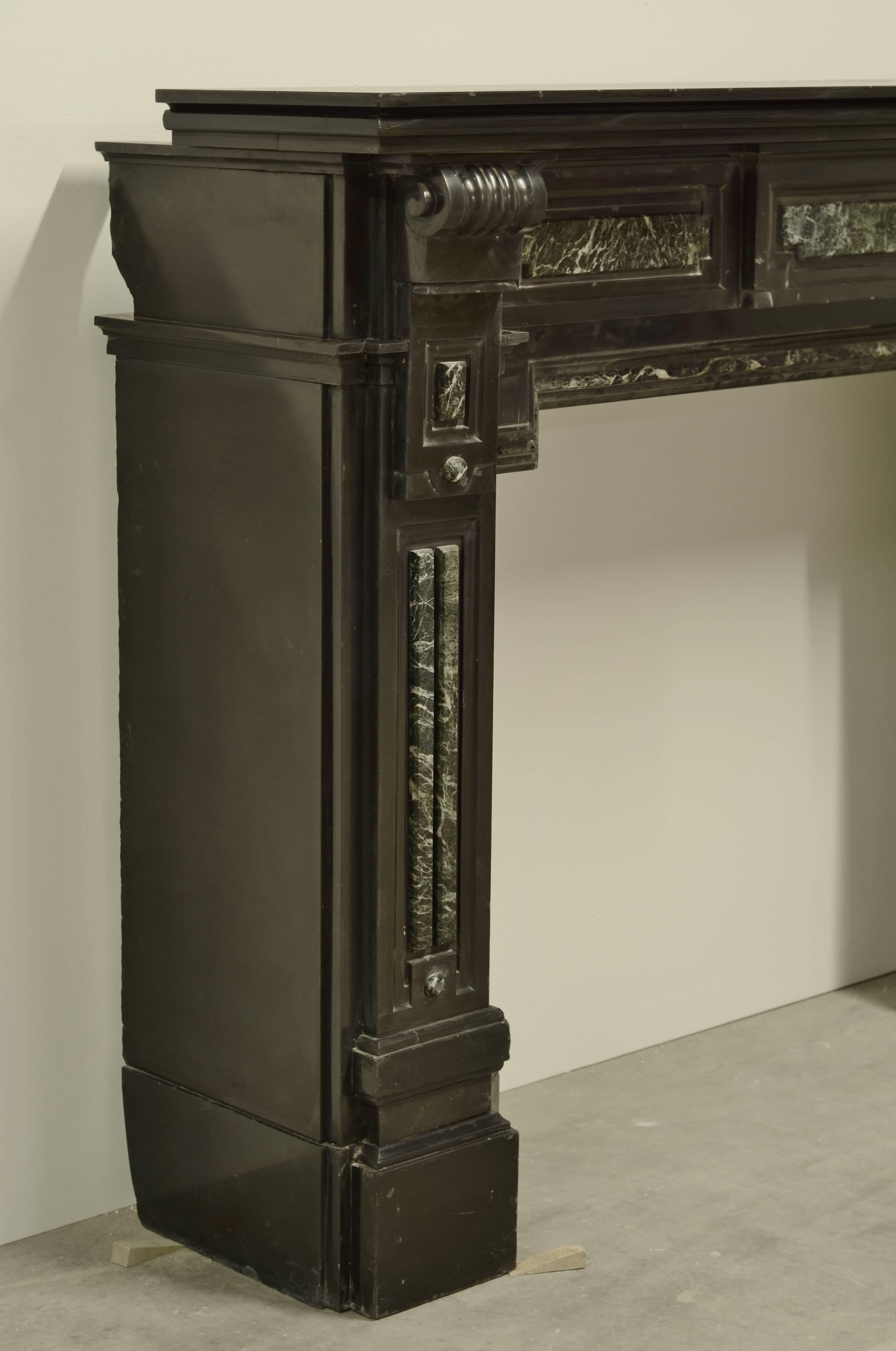 Monumental repisa de chimenea holandesa de mármol negro con detalles verdes Luis XVI en venta