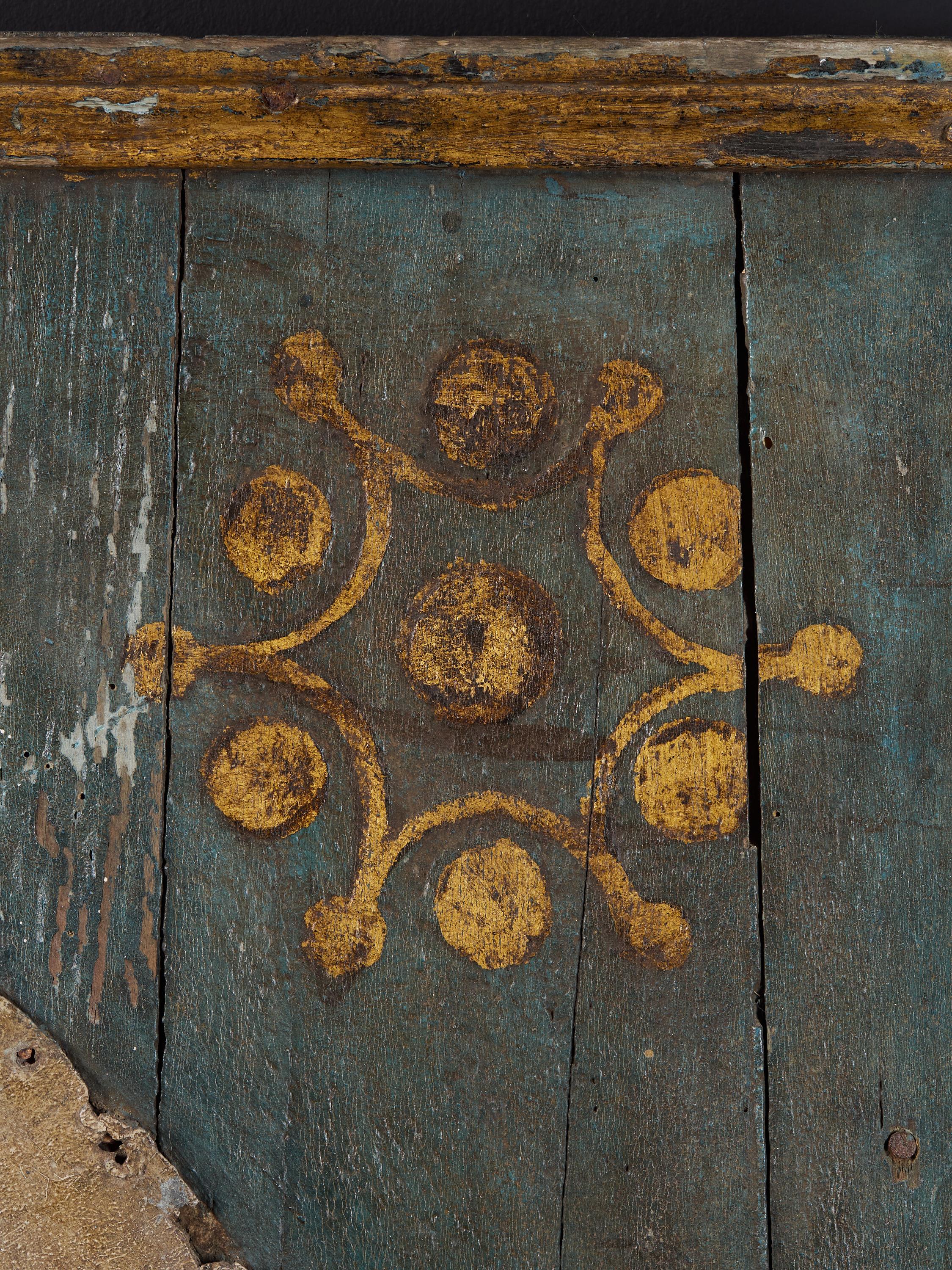 Monumentaluhr auf einer polychromen Tafel mit Zeigern aus goldenem Metall im Zustand „Starke Gebrauchsspuren“ im Angebot in Leuven , BE