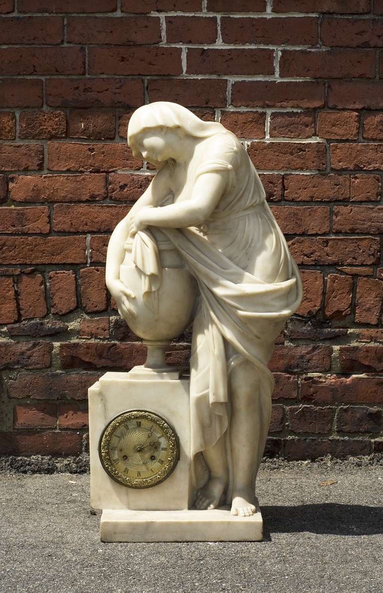 Geschnitzte Marmorfigur einer drapierten Frau und Urne als Uhr

--Rührend und selten
--Ex-Kollektion bei Boscobel,

Boscobel ist ein Anwesen mit Blick auf den Hudson River, das im frühen 19. Jahrhundert von States Dyckman erbaut wurde. Es gilt
