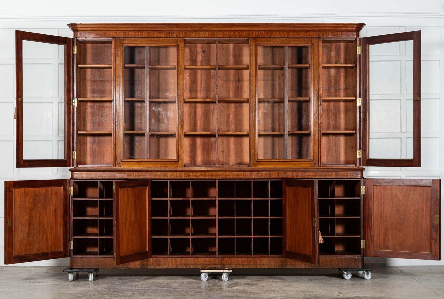 vers 1830
Monumentale bibliothèque anglaise du début du 19e siècle en acajou émaillé
Un exemple exceptionnel de patine, de proportions et d'échelle.
sku 1983
Ensemble L284 x P46 x H230 cm
Base L278 x P46 x H95 cm
Dessus L284 x P41 x H135