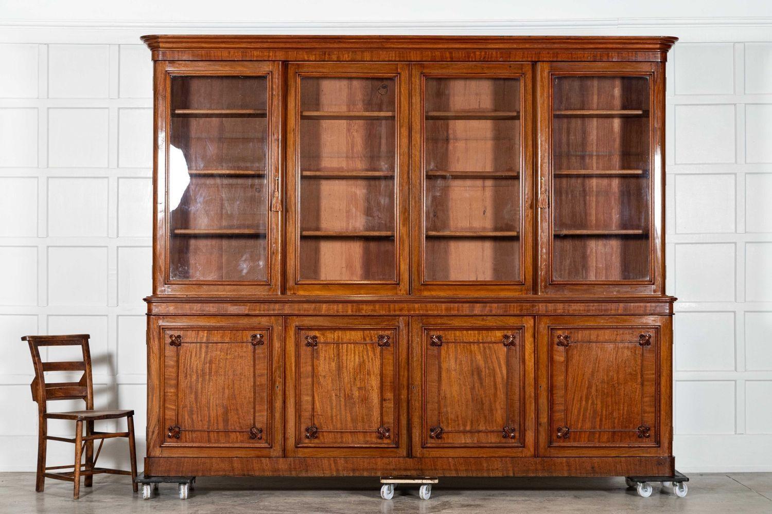 Monumentale bibliothèque anglaise du début du 19e siècle en acajou émaillé Bon état - En vente à Staffordshire, GB