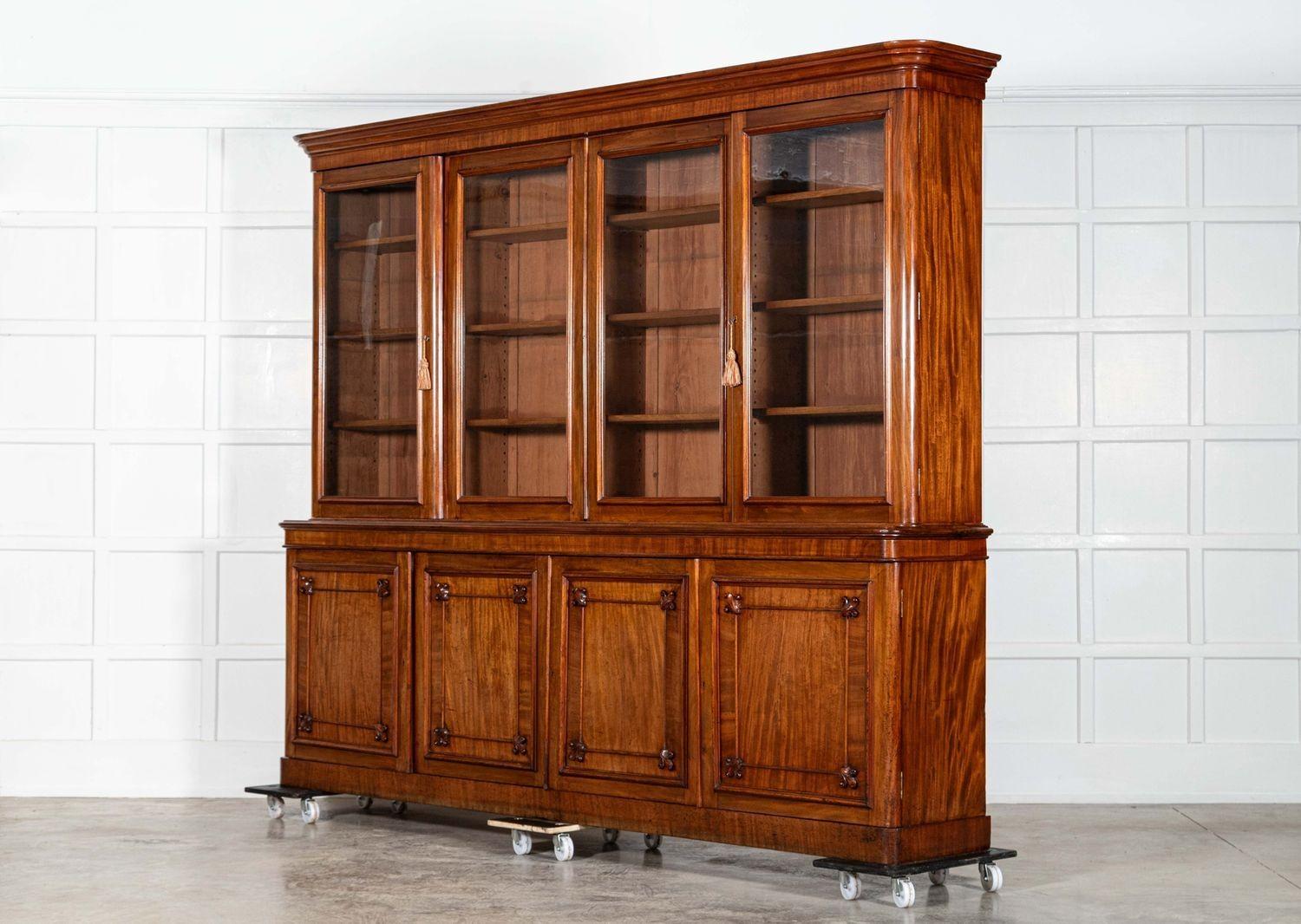 XIXe siècle Monumentale bibliothèque anglaise du début du 19e siècle en acajou émaillé en vente