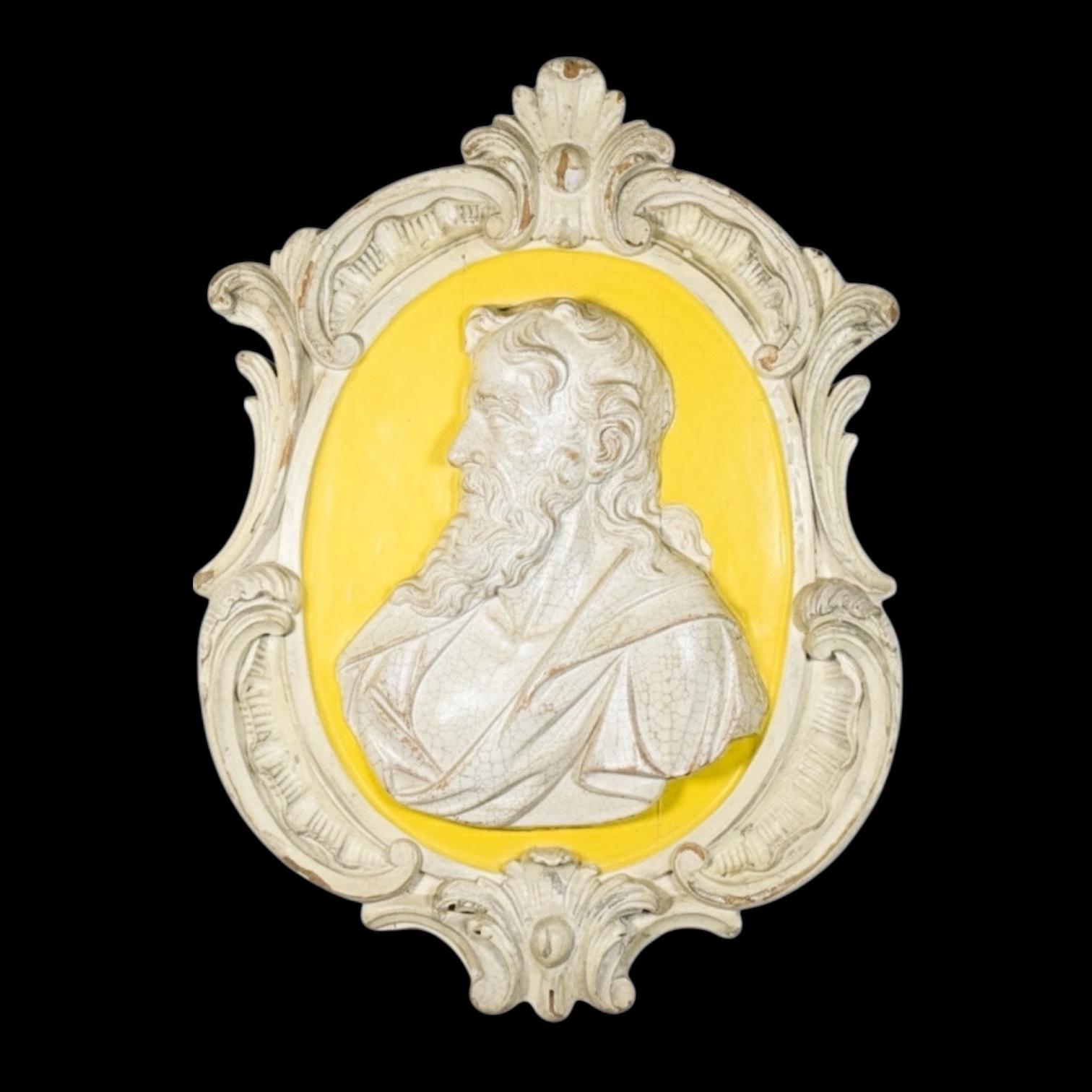 J'adore cette pièce ! Il s'agit d'une plaque murale italienne en bois sculpté de style Grand Tour. Il représente un buste d'homme sur fond jaune. Il n'est pas signé. Il est écaillé de toutes parts, mais nous appelons cela de la patine quand c'est