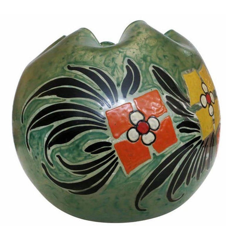 Élégant et chic vase en verre du début du 20e siècle, cette œuvre d'art du verrier français Verrerie Legras est un verre texturé avec des fleurs émaillées à la main en camée en relief de haute qualité, des feuilles dorées et son bord rond se plisse