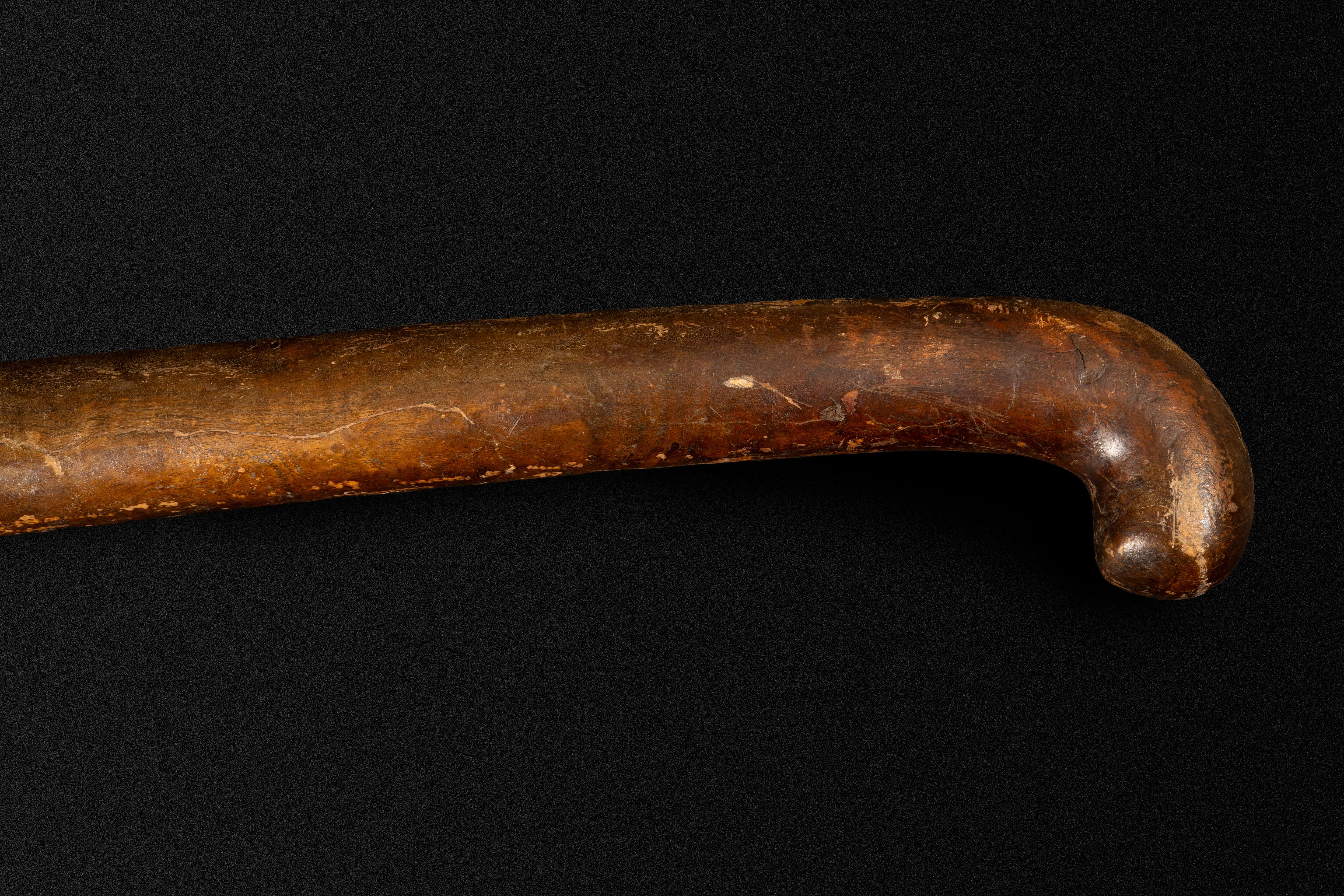 Français Enseigne monumentale en bois sculpté européen du début du 20e siècle, The Axe, 66