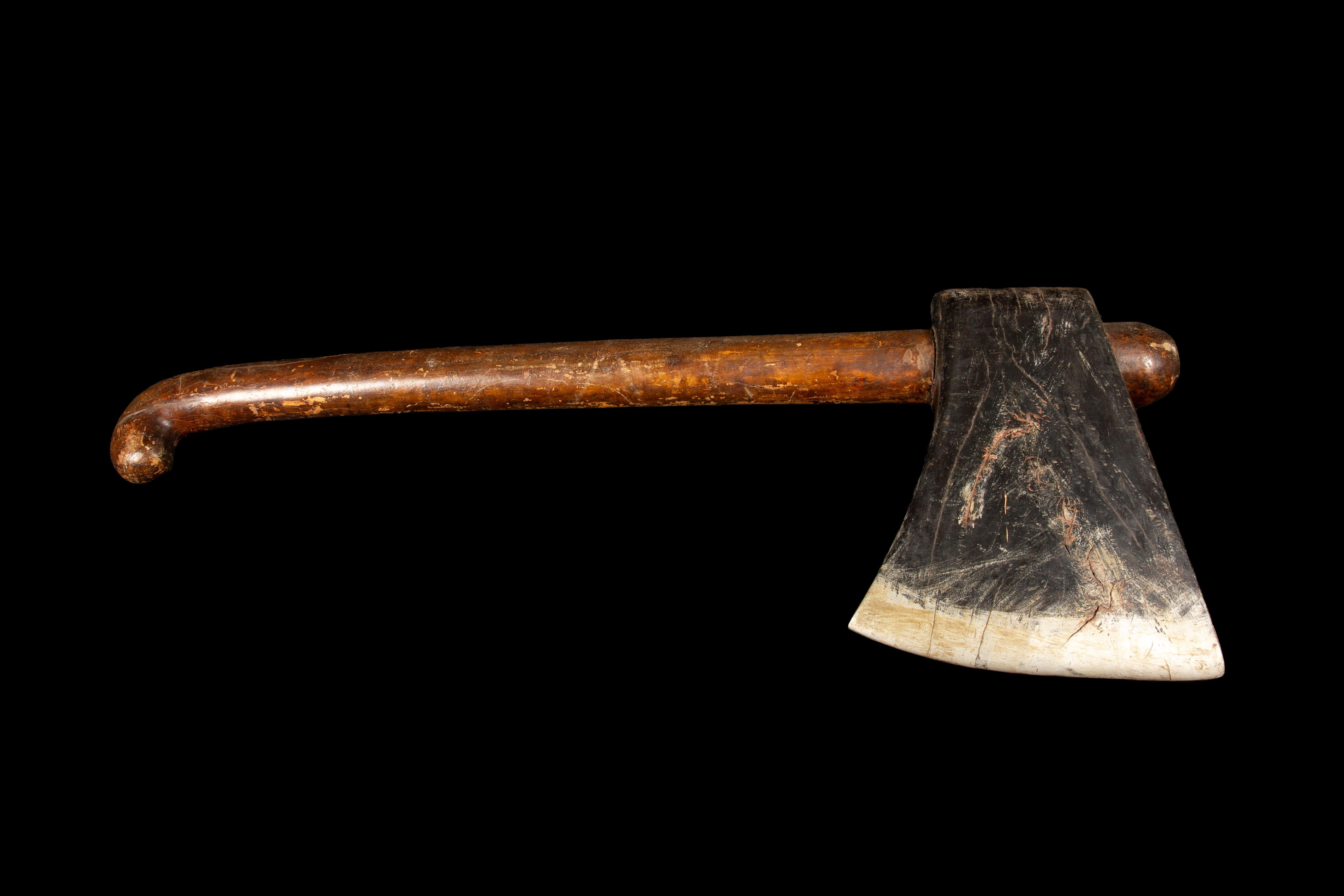 Enseigne monumentale en bois sculpté européen du début du 20e siècle, The Axe, 66