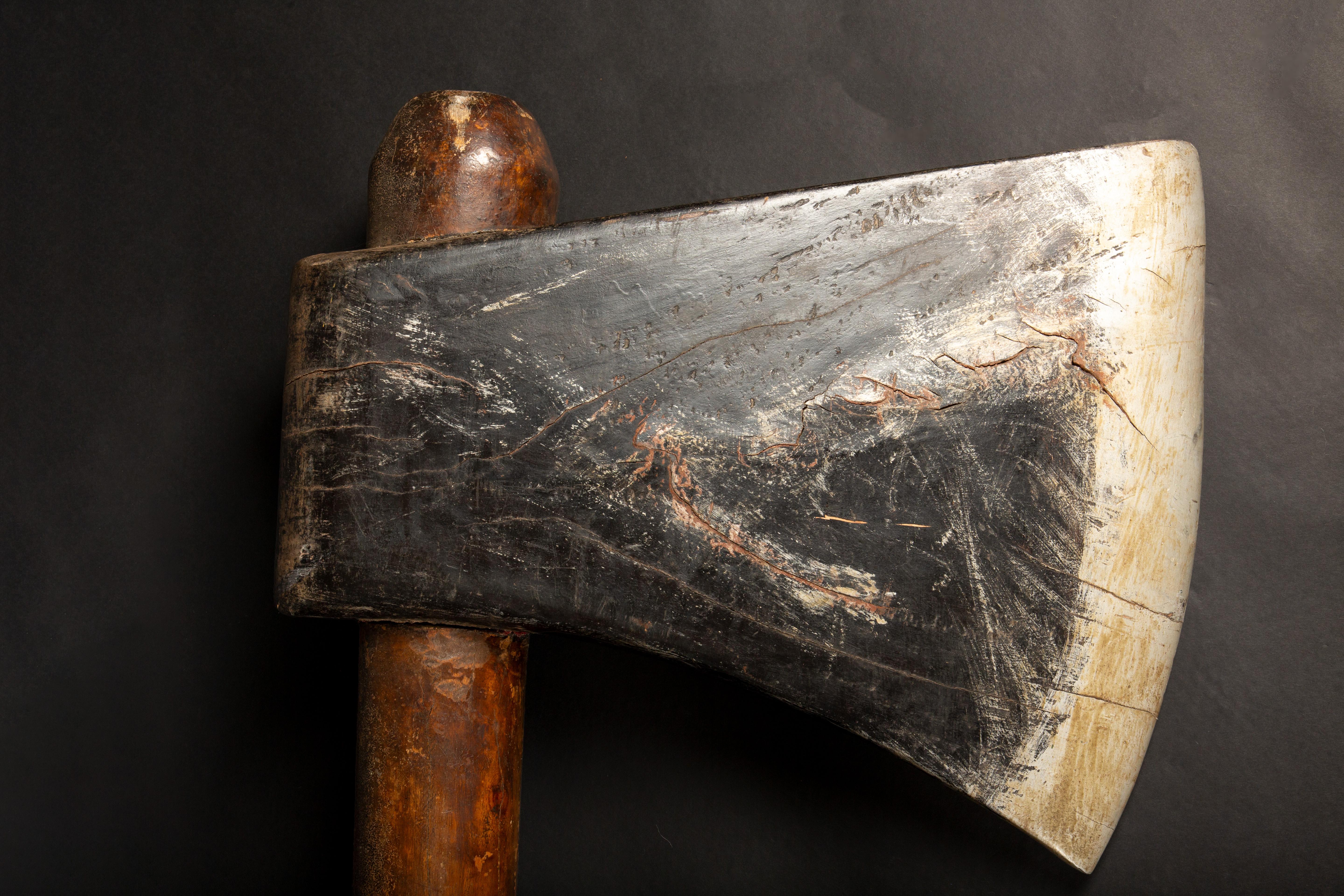 Bois Enseigne monumentale en bois sculpté européen du début du 20e siècle, The Axe, 66