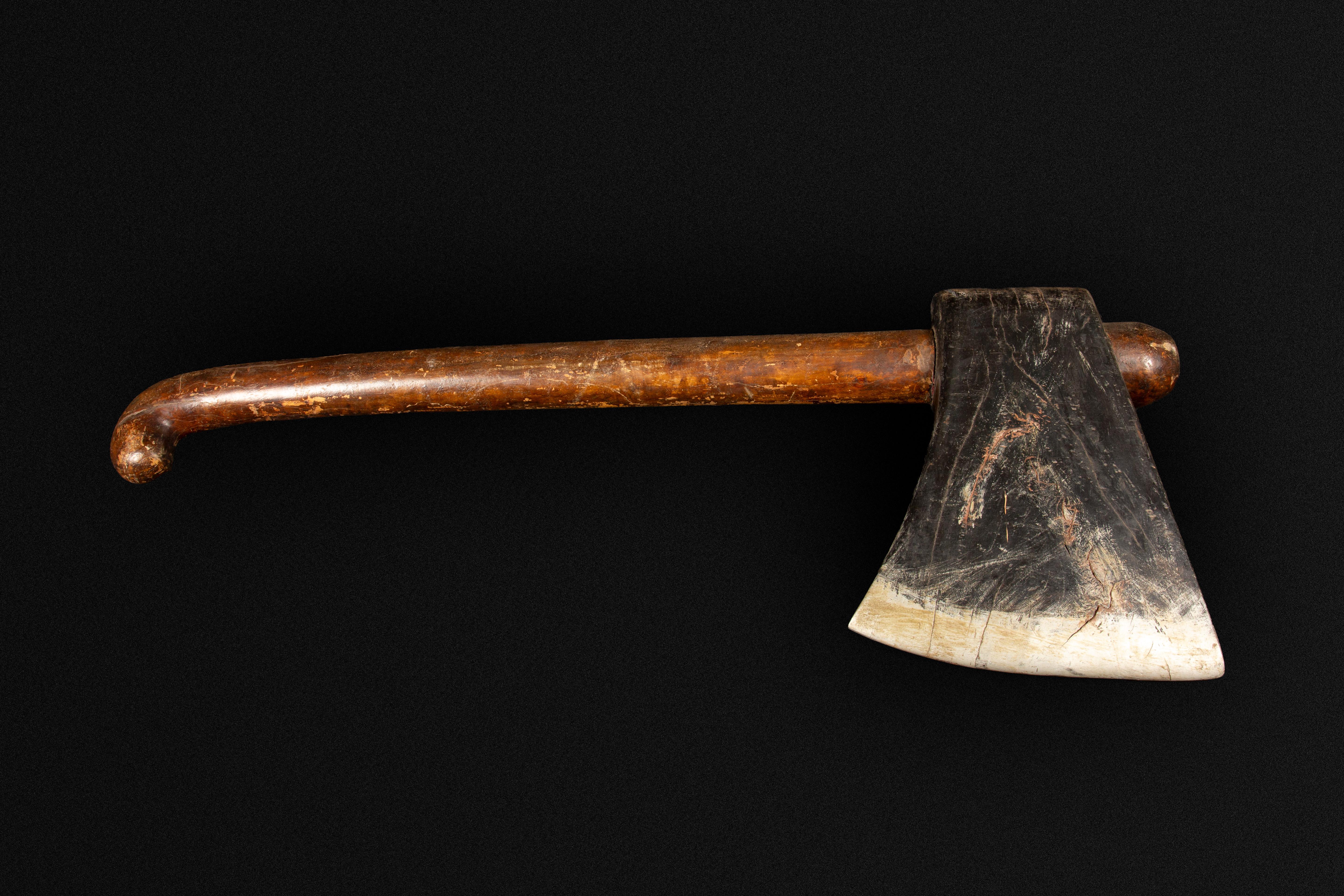 Enseigne monumentale en bois sculpté européen du début du 20e siècle, The Axe, 66