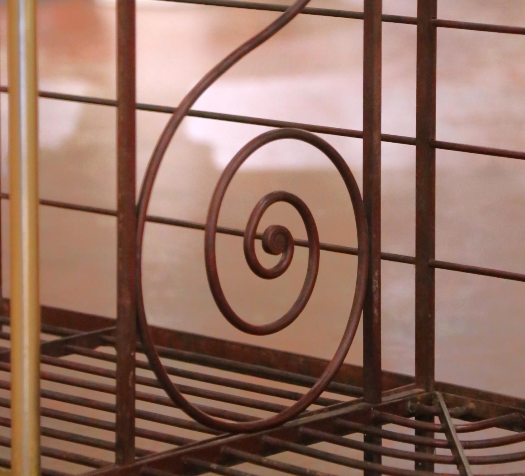 Monumentale portafornaio francese dei primi del Novecento in ferro e ottone con decorazioni a volute in vendita 4