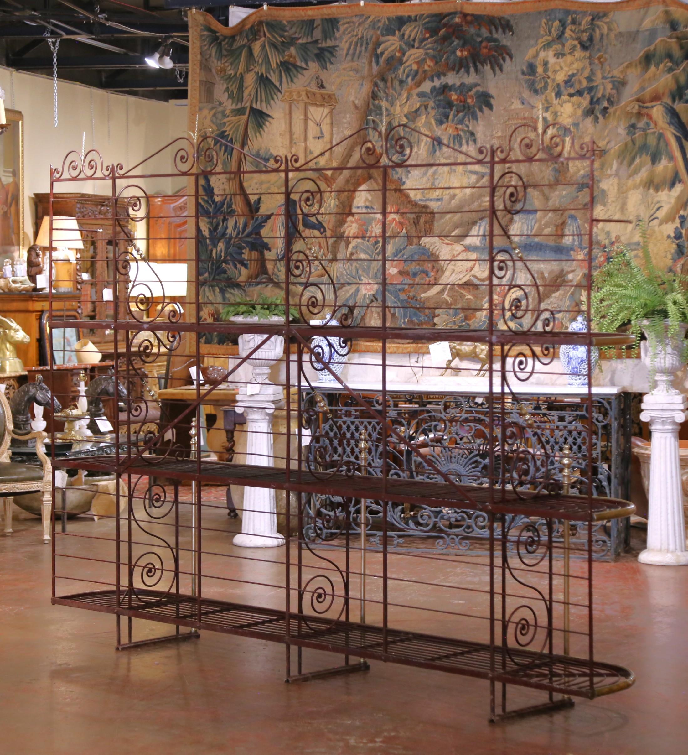 Monumentale portafornaio francese dei primi del Novecento in ferro e ottone con decorazioni a volute in vendita 5