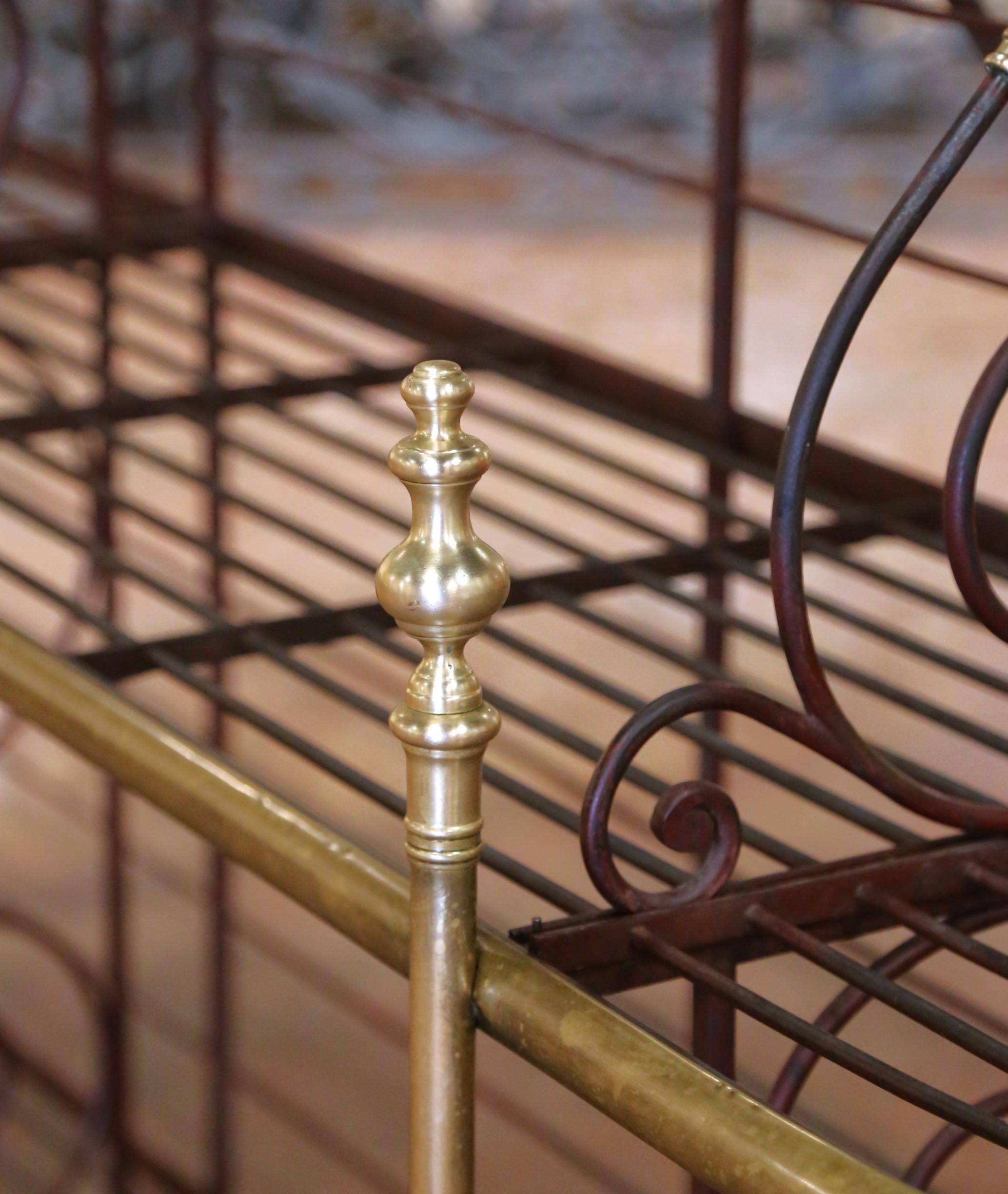 Monumentale portafornaio francese dei primi del Novecento in ferro e ottone con decorazioni a volute in vendita 2