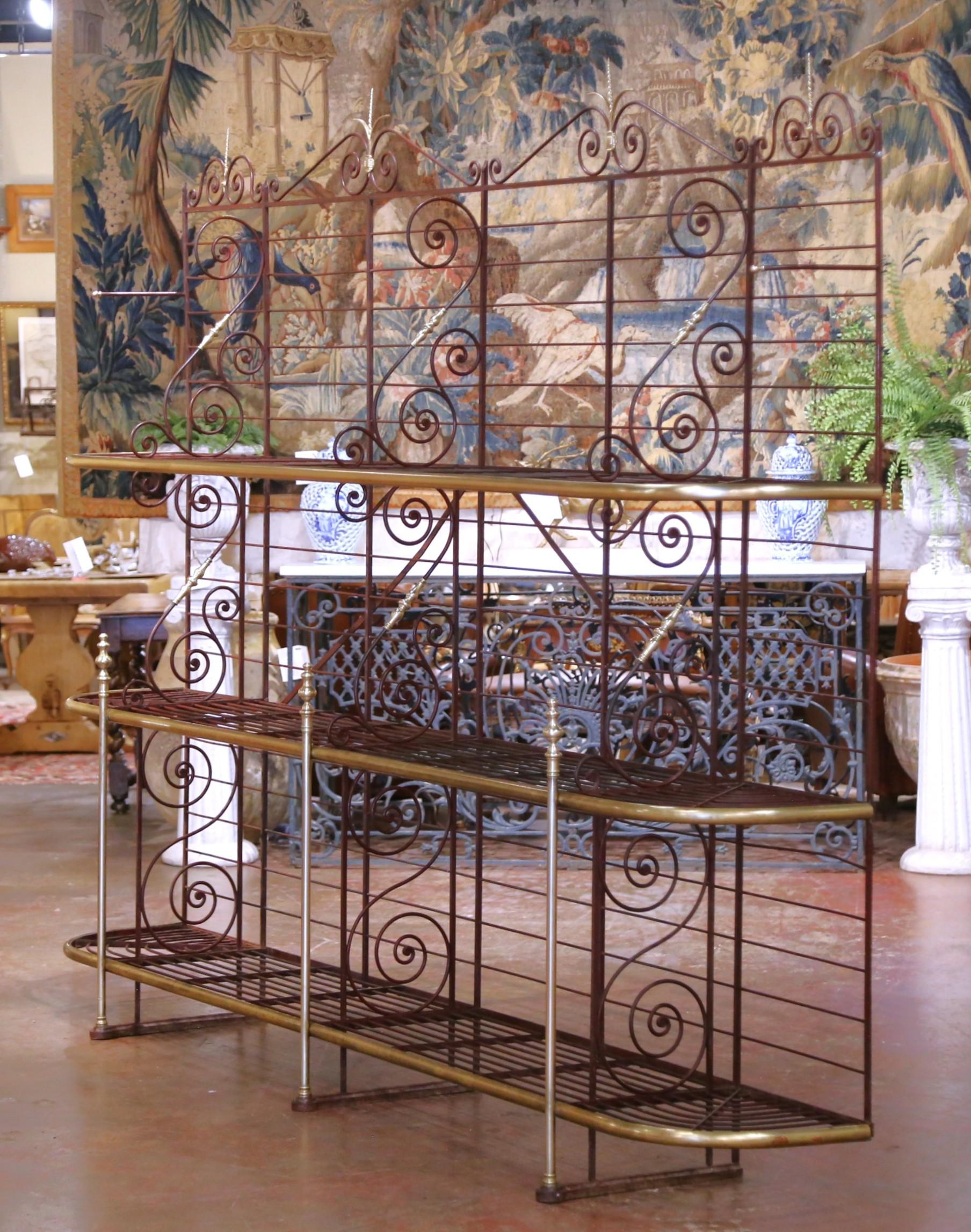 Fatto a mano Monumentale portafornaio francese dei primi del Novecento in ferro e ottone con decorazioni a volute in vendita
