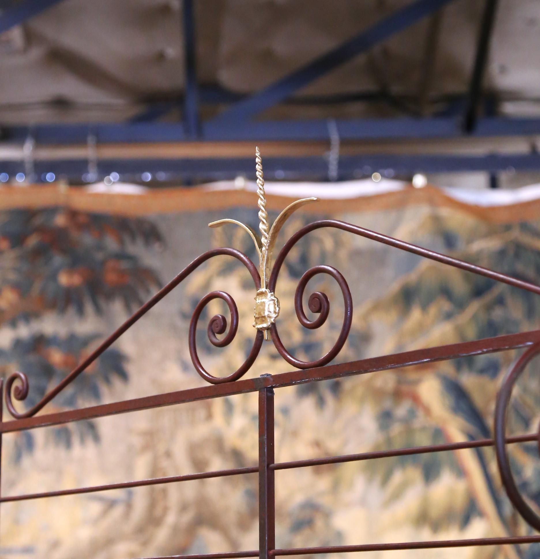 Monumentale portafornaio francese dei primi del Novecento in ferro e ottone con decorazioni a volute in vendita 3