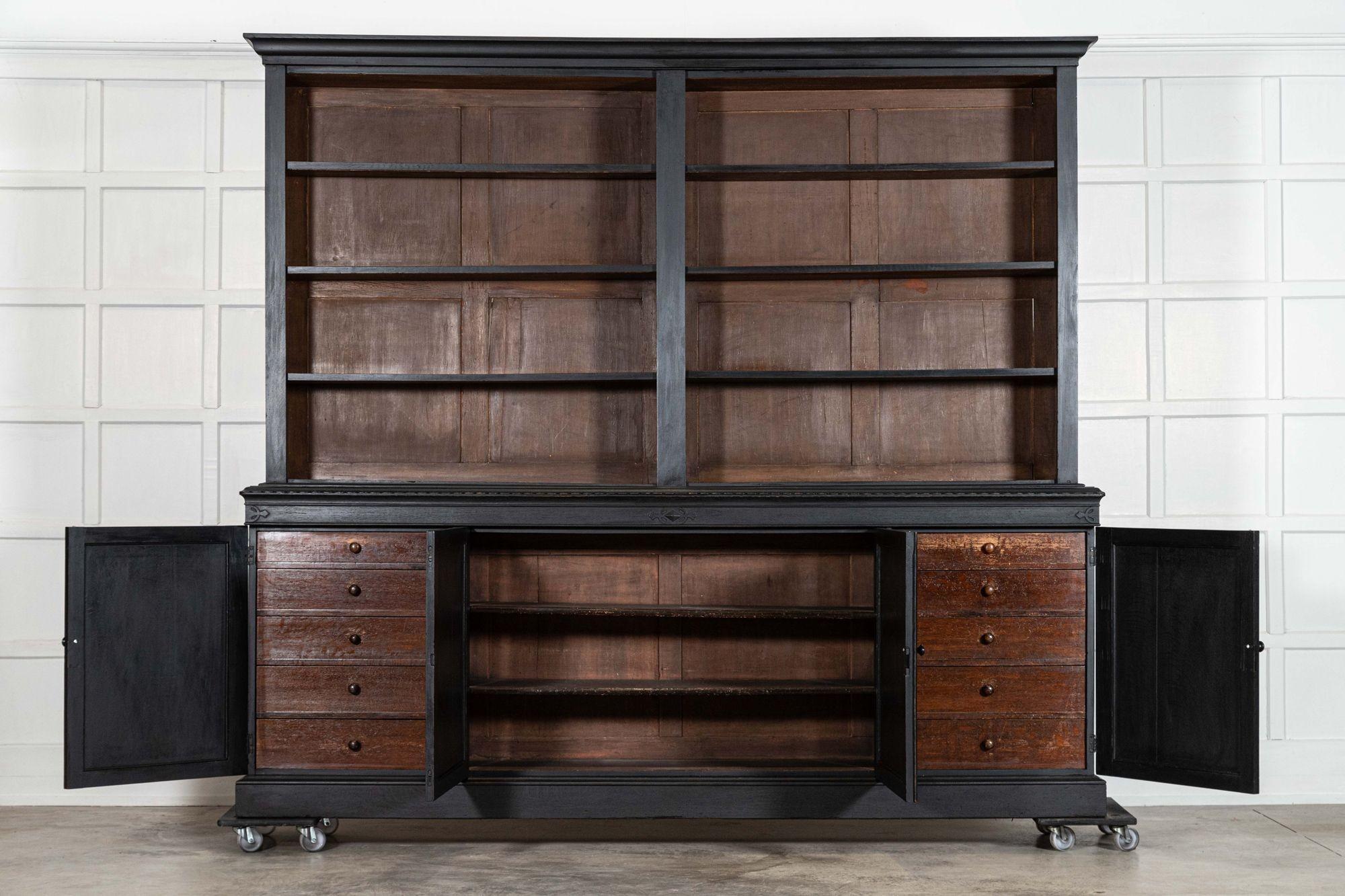 um 1890
Monumentales Bücherregal aus englischer Eiche aus dem 19.
sku 2074B
Zusammen B259 x T47 x H236,5 cm
Sockel B259 x T47 x H100 cm
Tiefe des Innenbodens 37 cm
Platte B258 x T38,5 x H136,5 cm
Tiefe des oberen Innenbodens 27 cm
Gewicht 178 kg