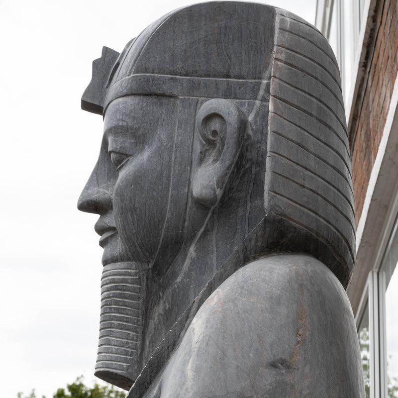 Monumentale ägyptische Pharaonen-Marmorstatue auf Sockel im Angebot 6
