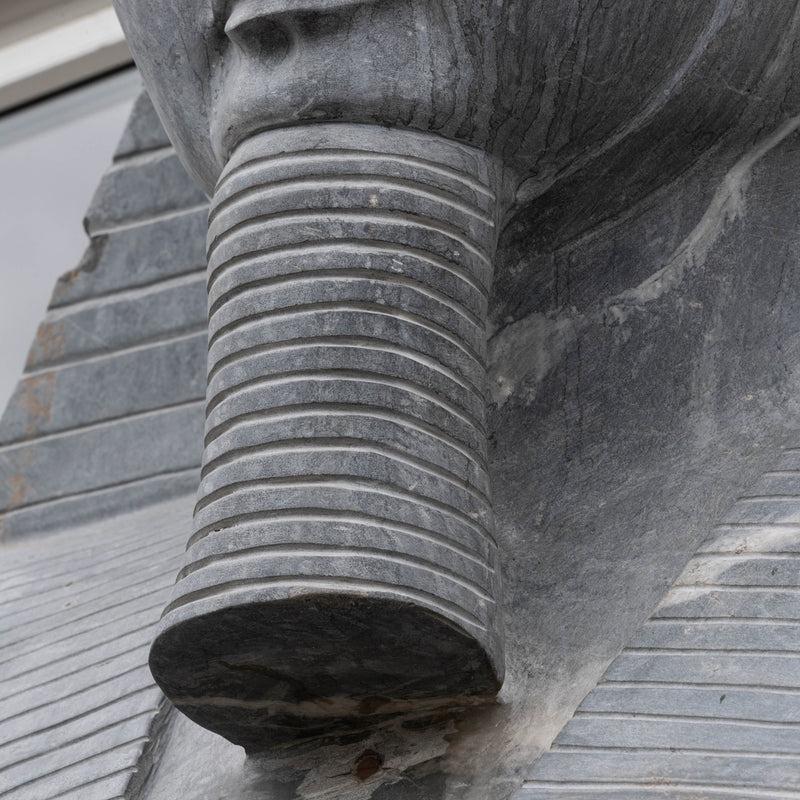 Monumentale ägyptische Pharaonen-Marmorstatue auf Sockel im Angebot 7