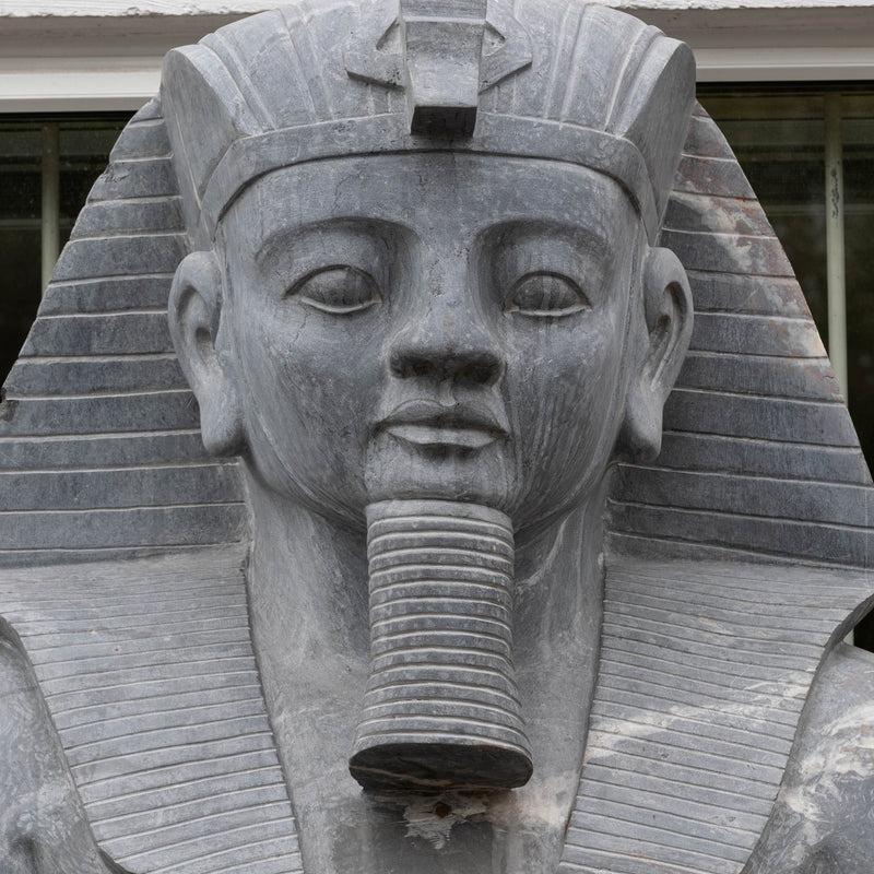 Monumentale ägyptische Pharaonen-Marmorstatue auf Sockel im Angebot 8