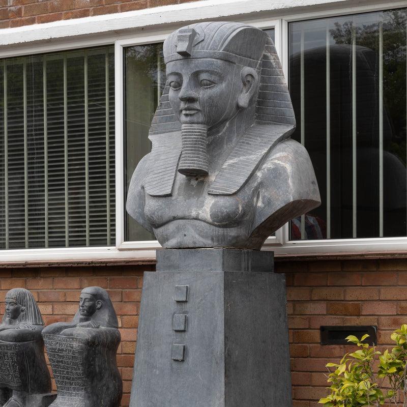 Monumentale ägyptische Pharaonen-Marmorstatue auf Sockel im Angebot 9