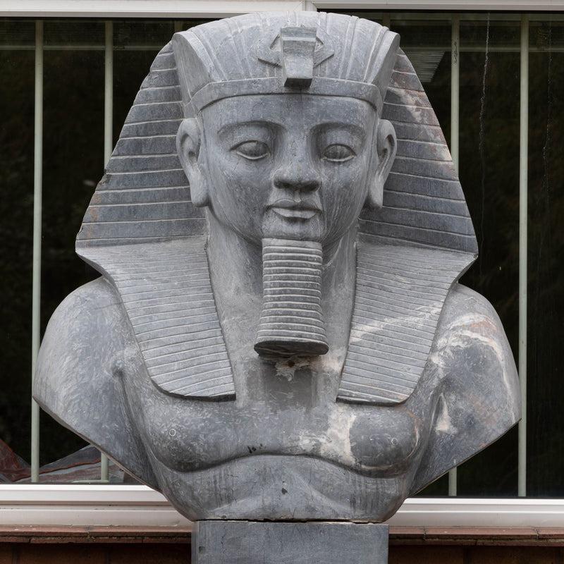 Monumentale statue de pharaon égyptien en marbre sur socle Bon état - En vente à Ware, GB