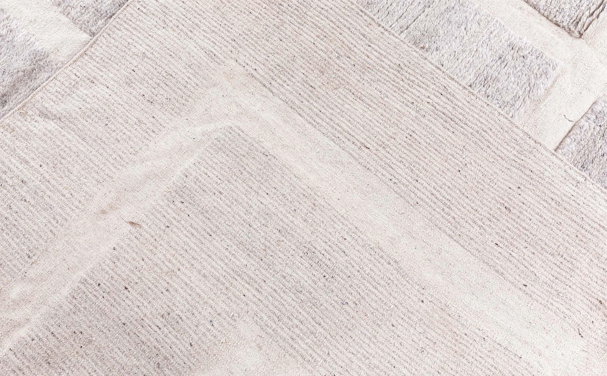 Lana Monumental Elegance: Modern Art Deco Wool Rug by Doris Leslie Blau in vendita