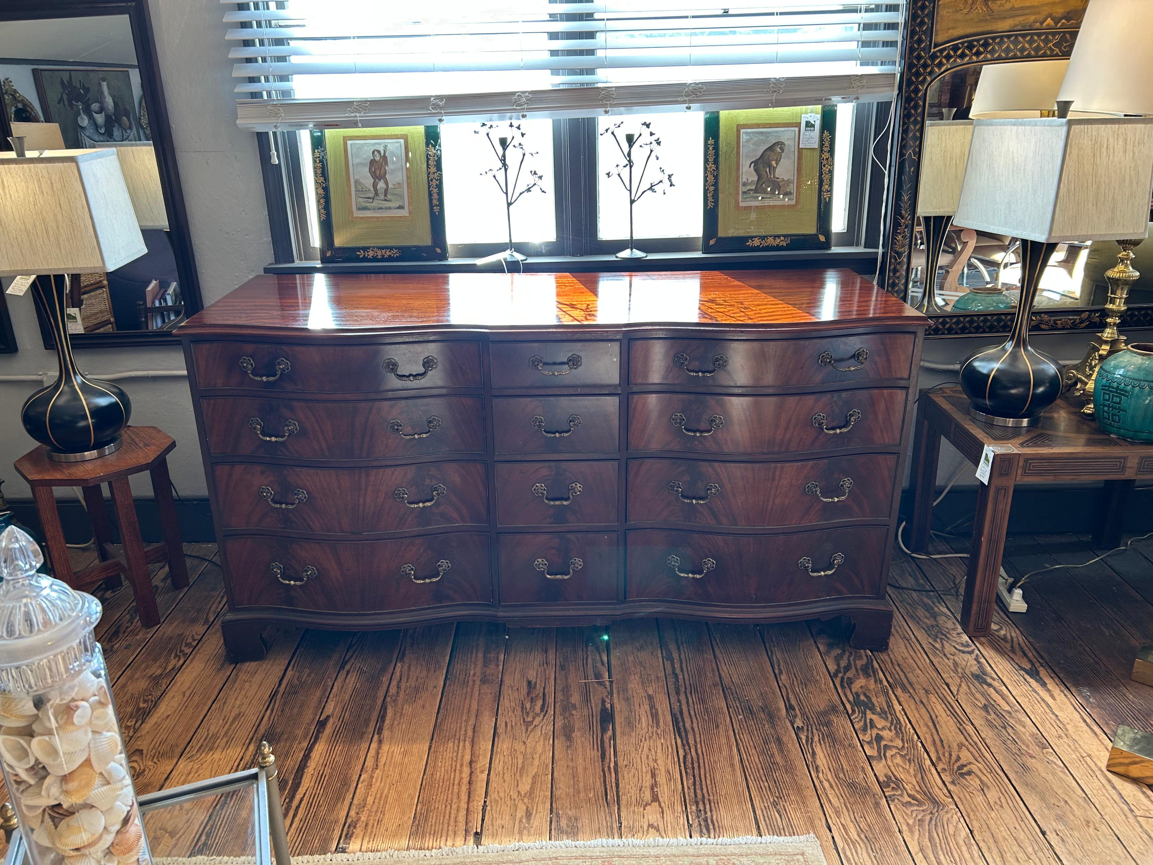 Monumental y Elegante Cómoda de 12 Cajones de Caoba Antigua en venta 4