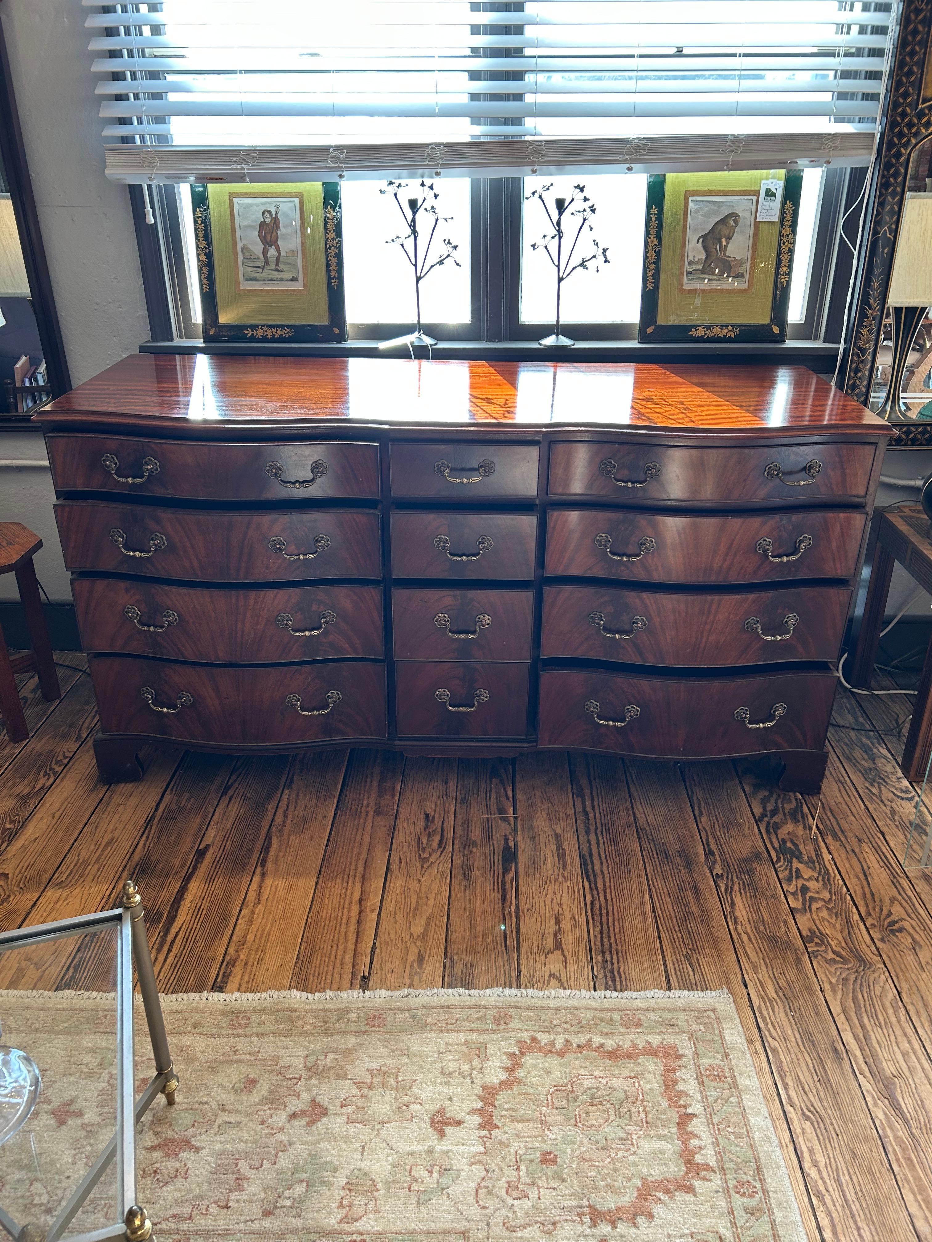 Monumental y Elegante Cómoda de 12 Cajones de Caoba Antigua en venta 5
