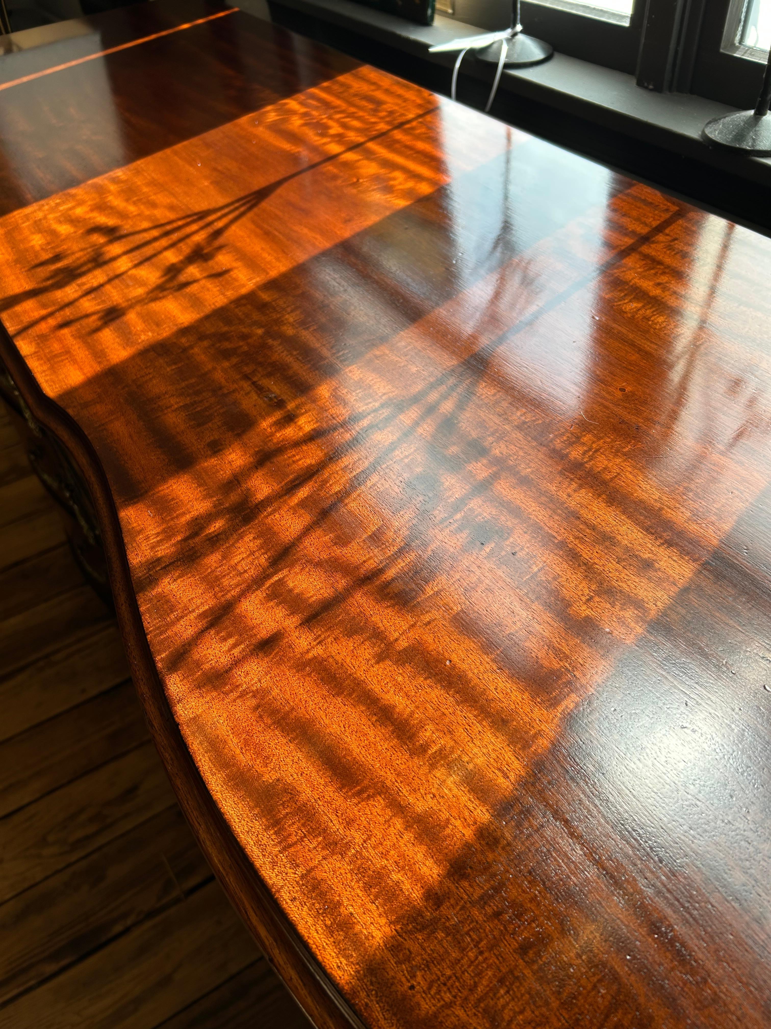 Monumental y Elegante Cómoda de 12 Cajones de Caoba Antigua en Bueno estado para la venta en Hopewell, NJ