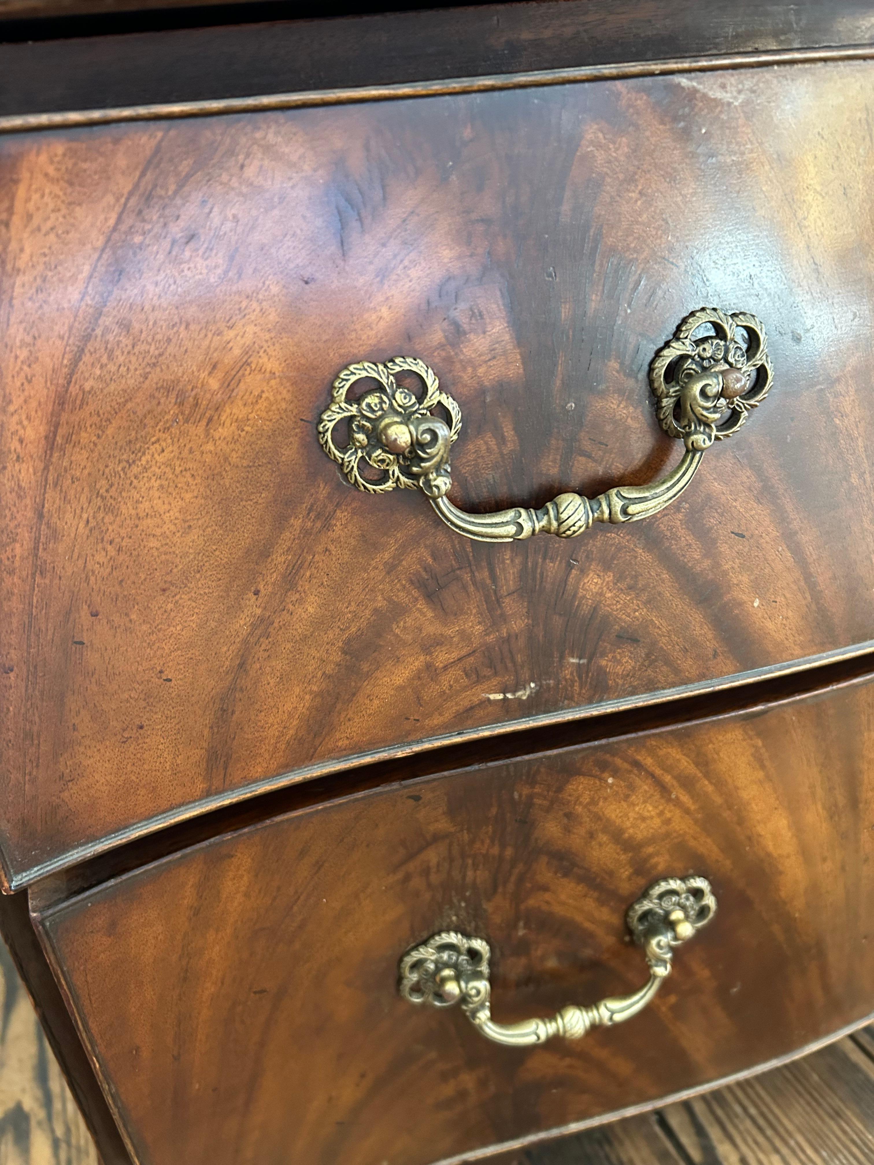 Monumental y Elegante Cómoda de 12 Cajones de Caoba Antigua siglo XIX en venta