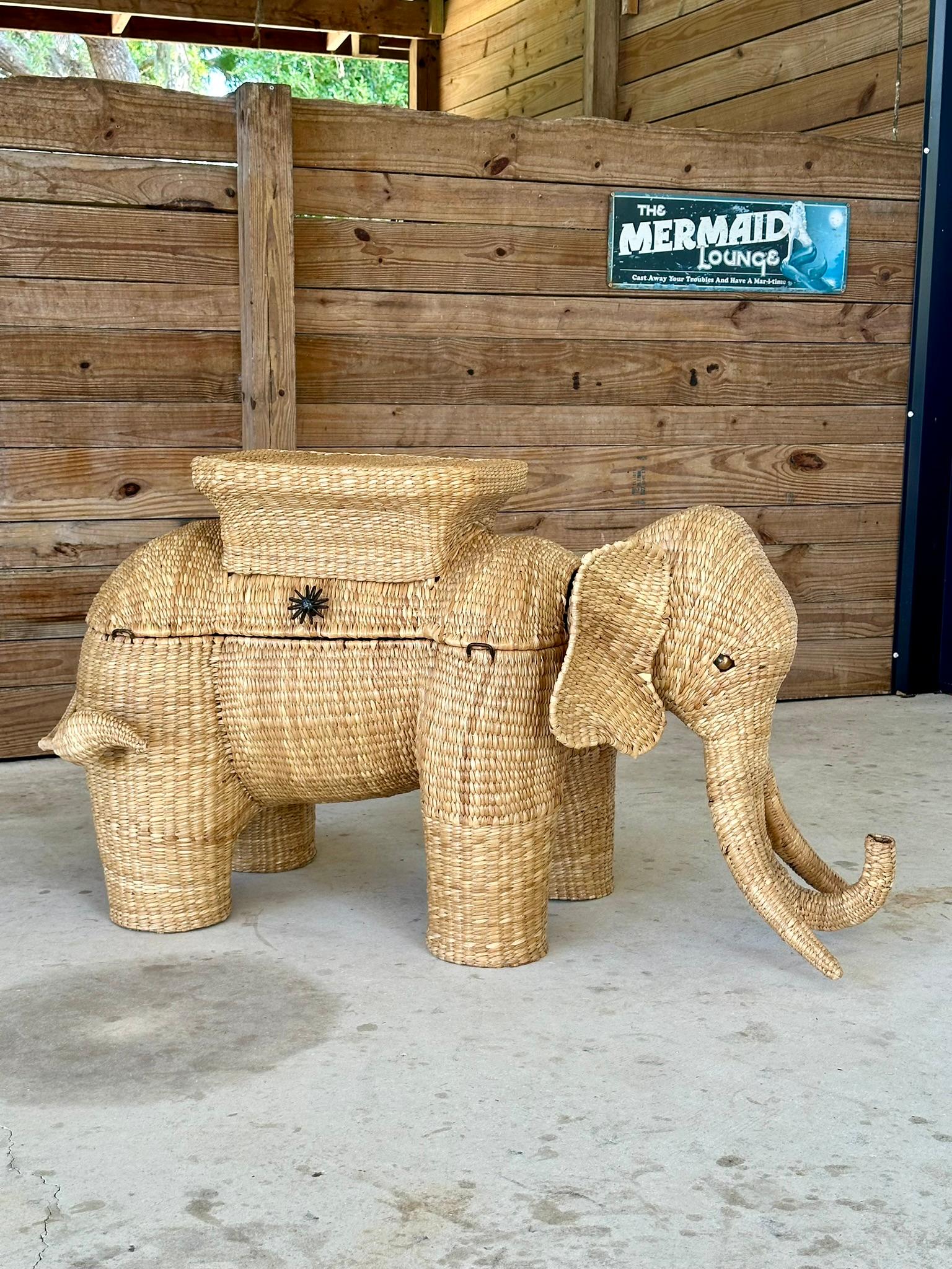 Malle de rangement et table d'appoint monumentale en forme d'éléphant par Mario Lopez Torres avec tirette en métal.
Grande pièce magnifique ayant été achetée par un seul propriétaire à la fin des années 90, y compris le séparateur de pièce éléphant